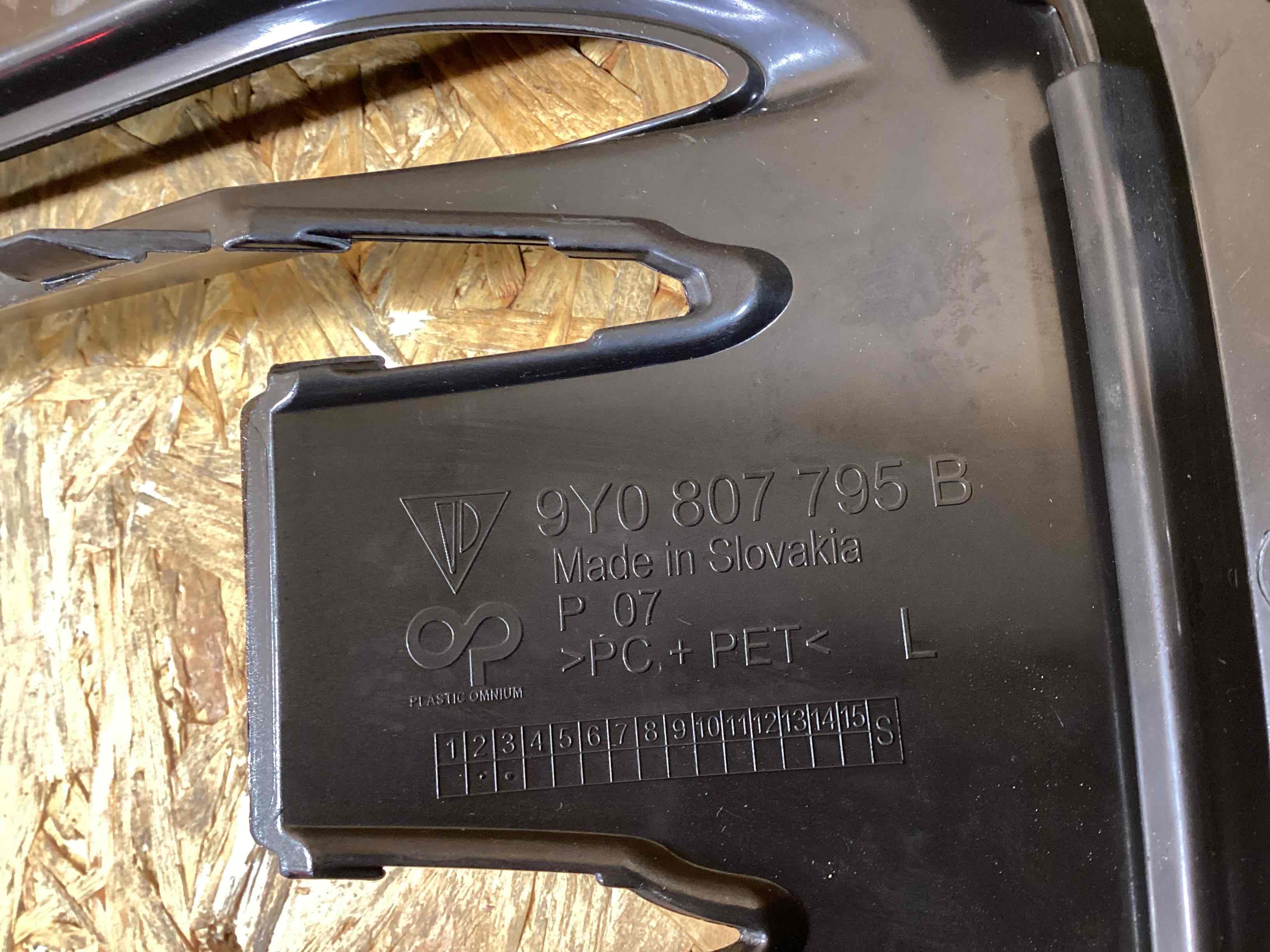 Заглушка, вставка (решетка) в бампер Porsche Cayenne 101225-103