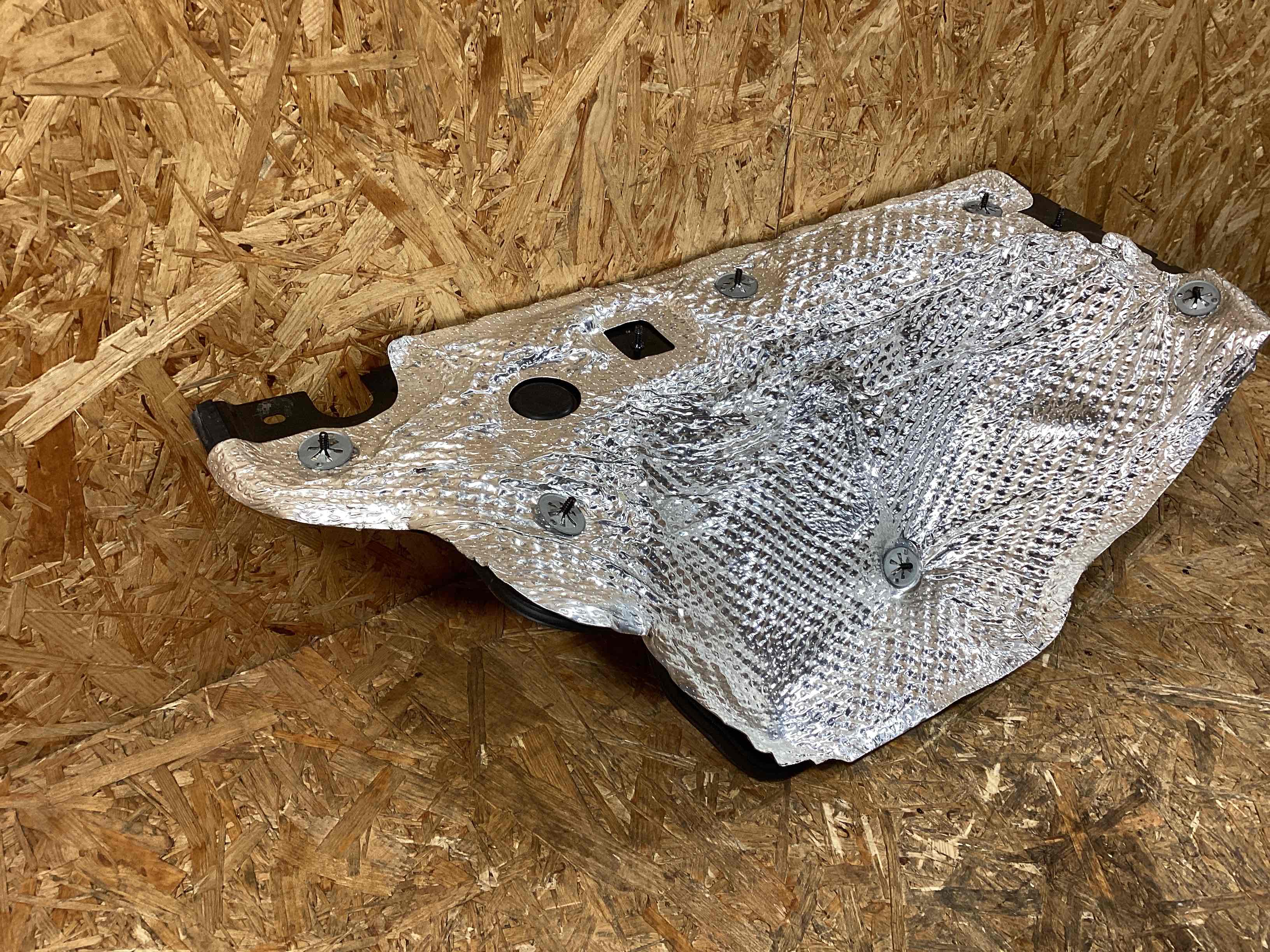 Теплоэкран, пластиковые изоляторы Porsche Macan 110226-112