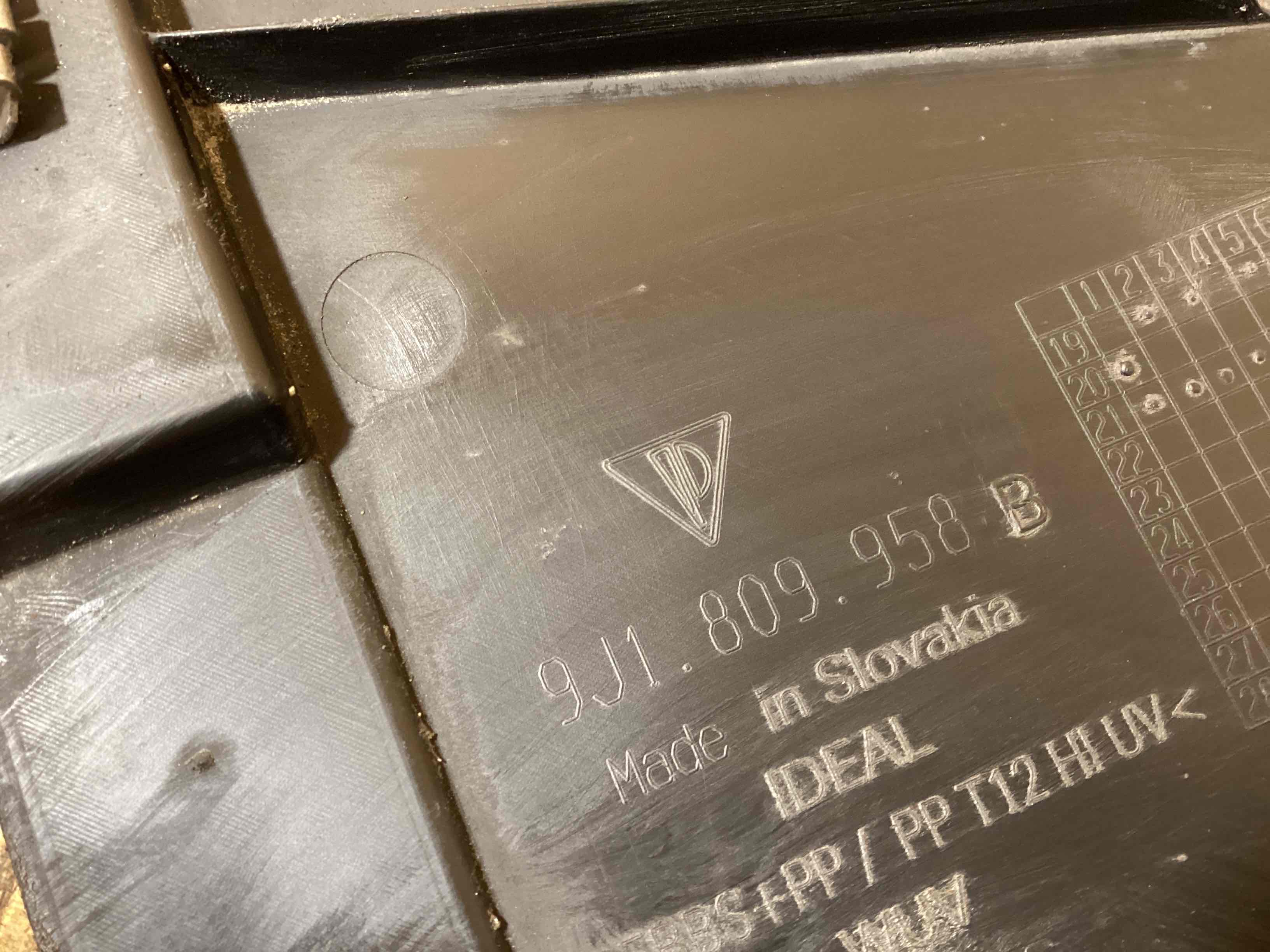 Защита арок передняя правая (подкрылок) Porsche Taycan 110226-113