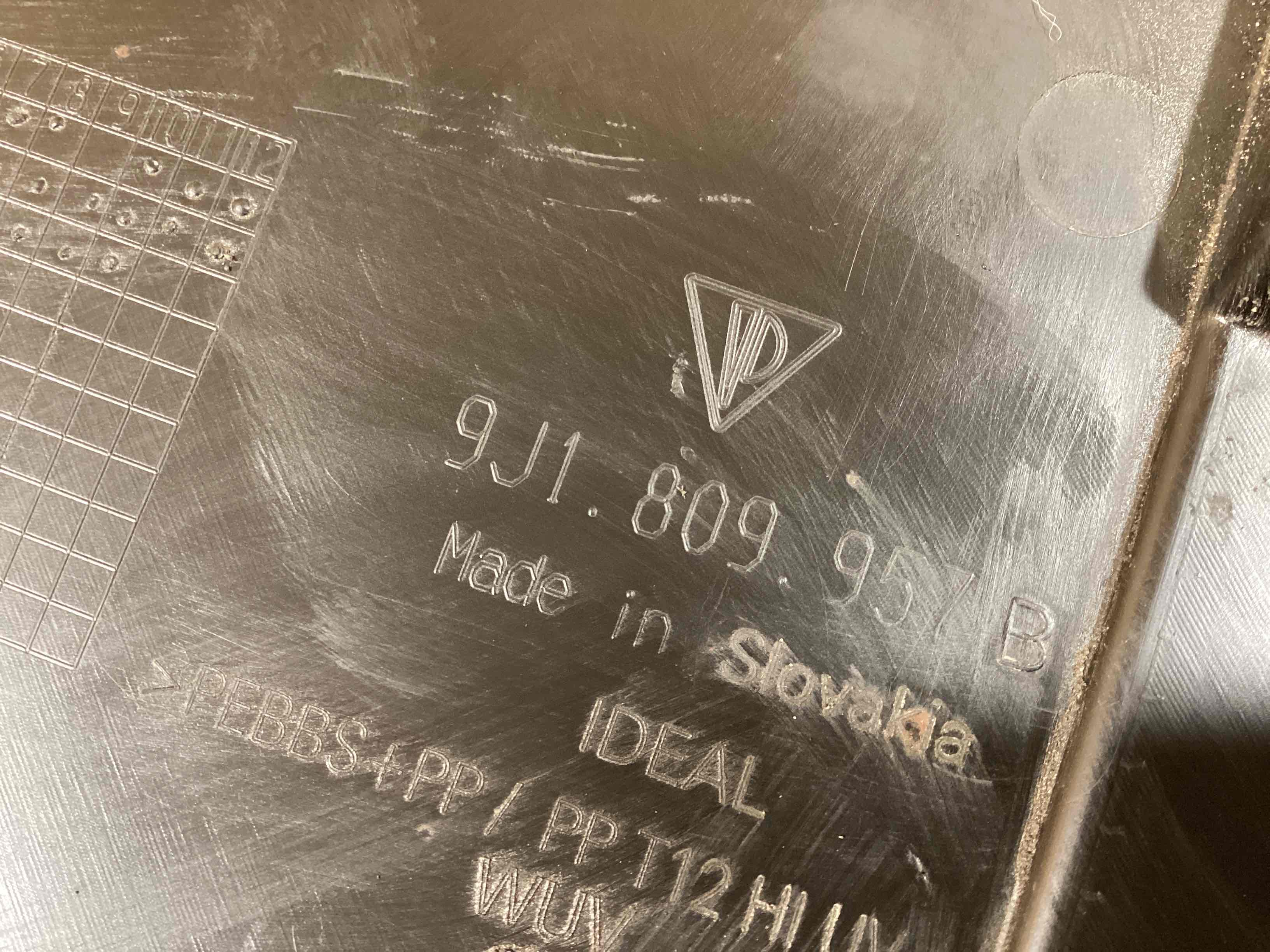 Защита арок передняя левая (подкрылок) Porsche Taycan 110226-114