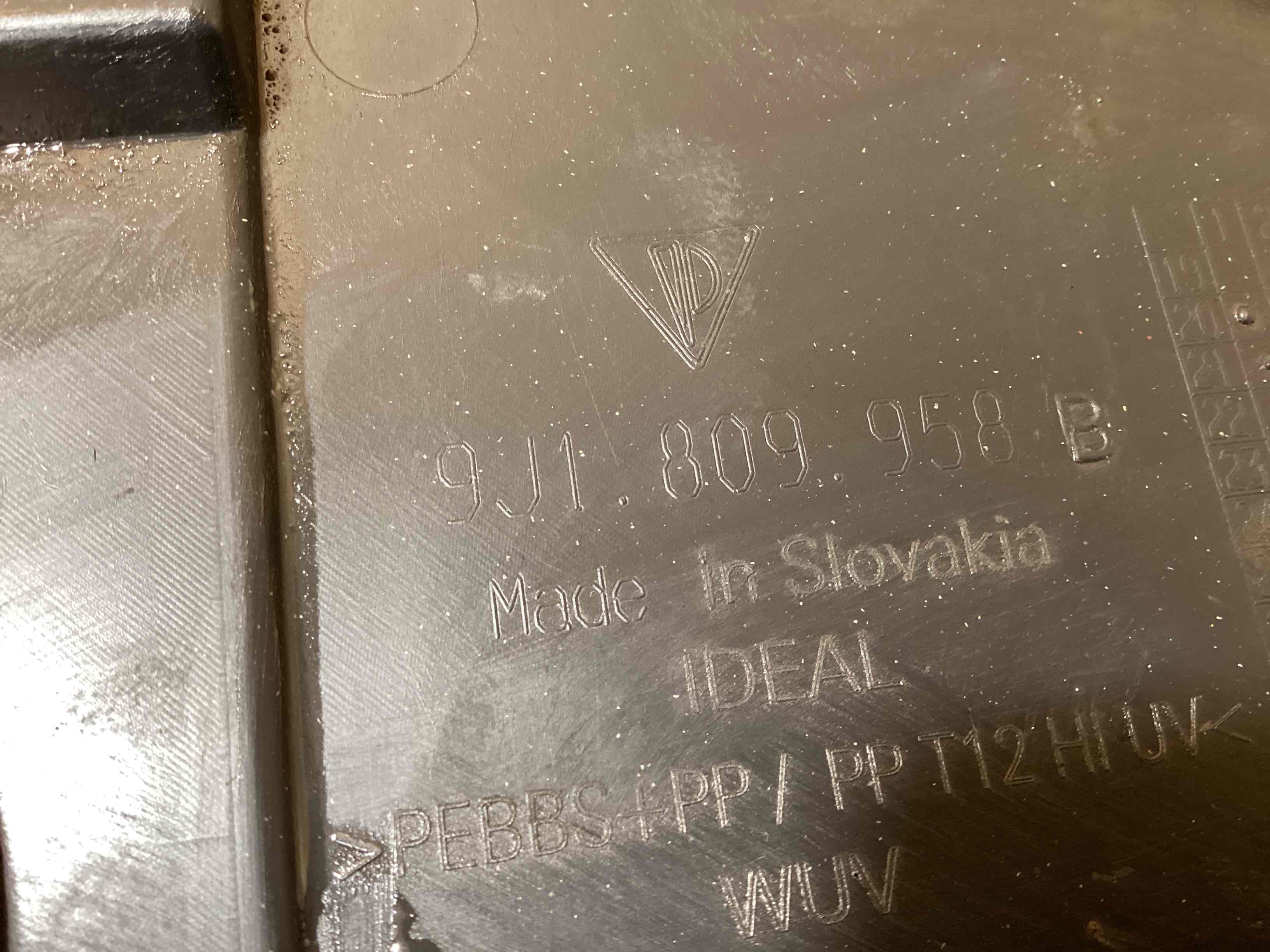 Защита арок передняя правая (подкрылок) Porsche Taycan 110226-115