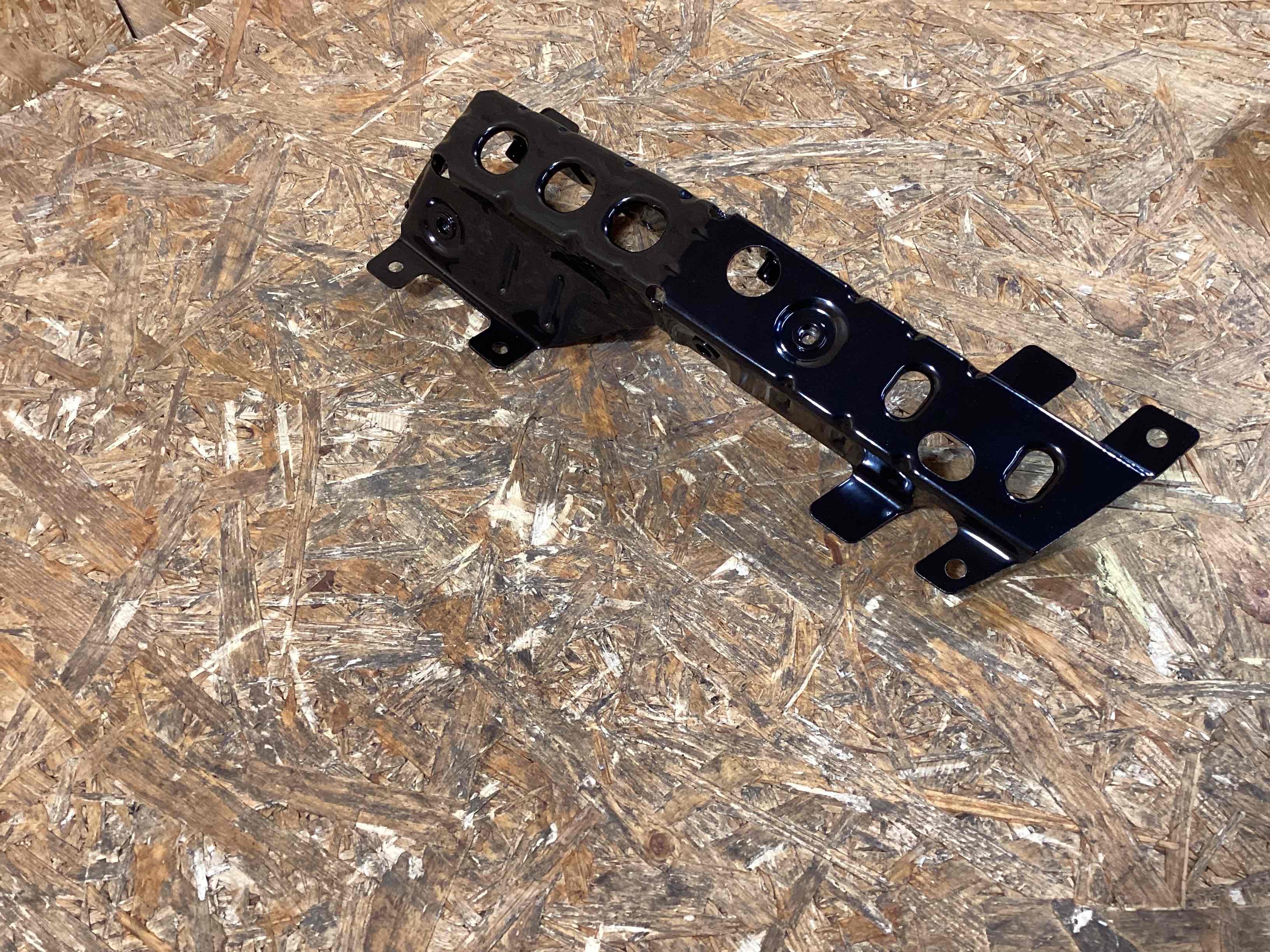 Крепление крыла Porsche Panamera 110326-111