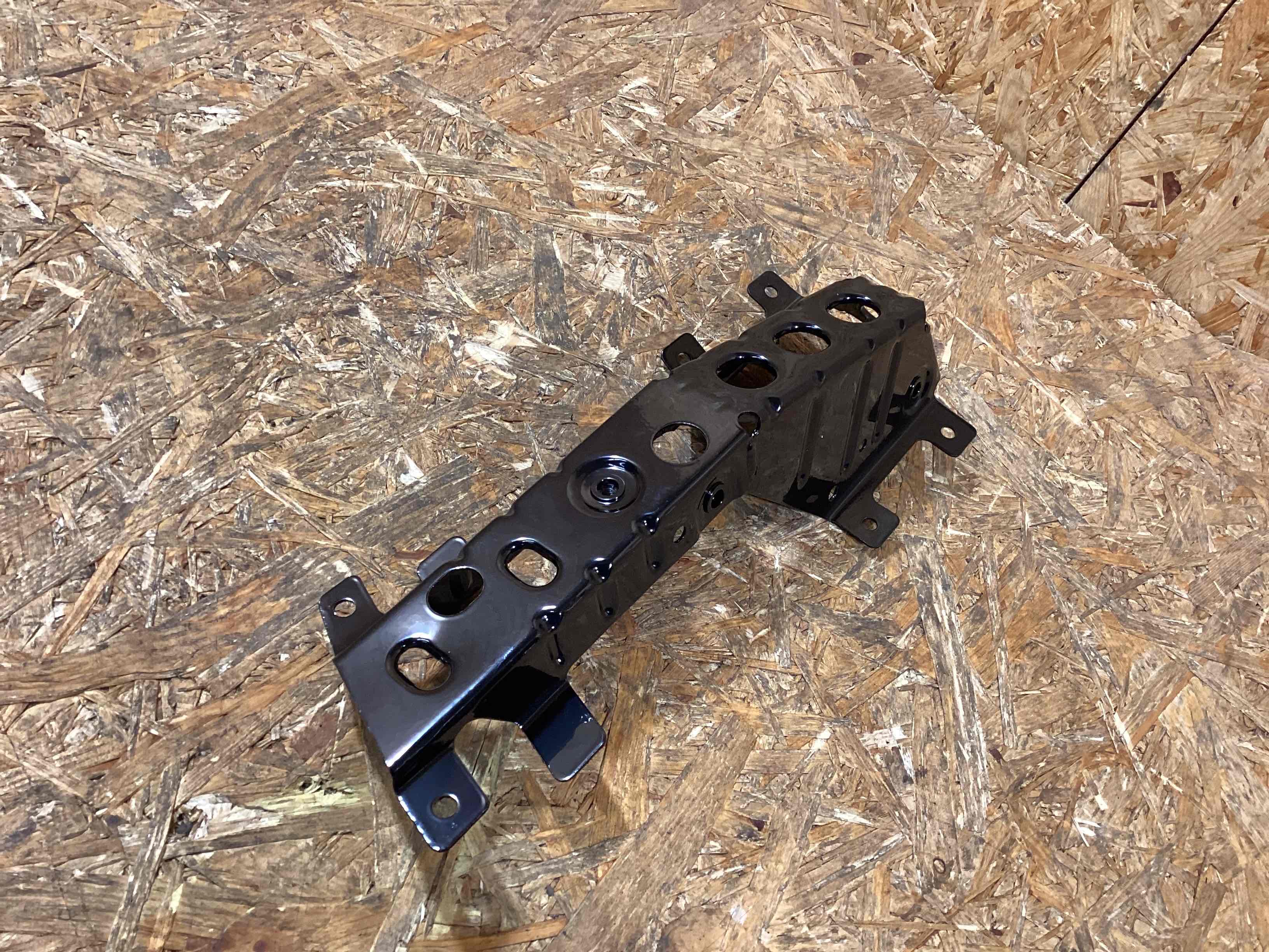 Крепление крыла Porsche Panamera 110326-111