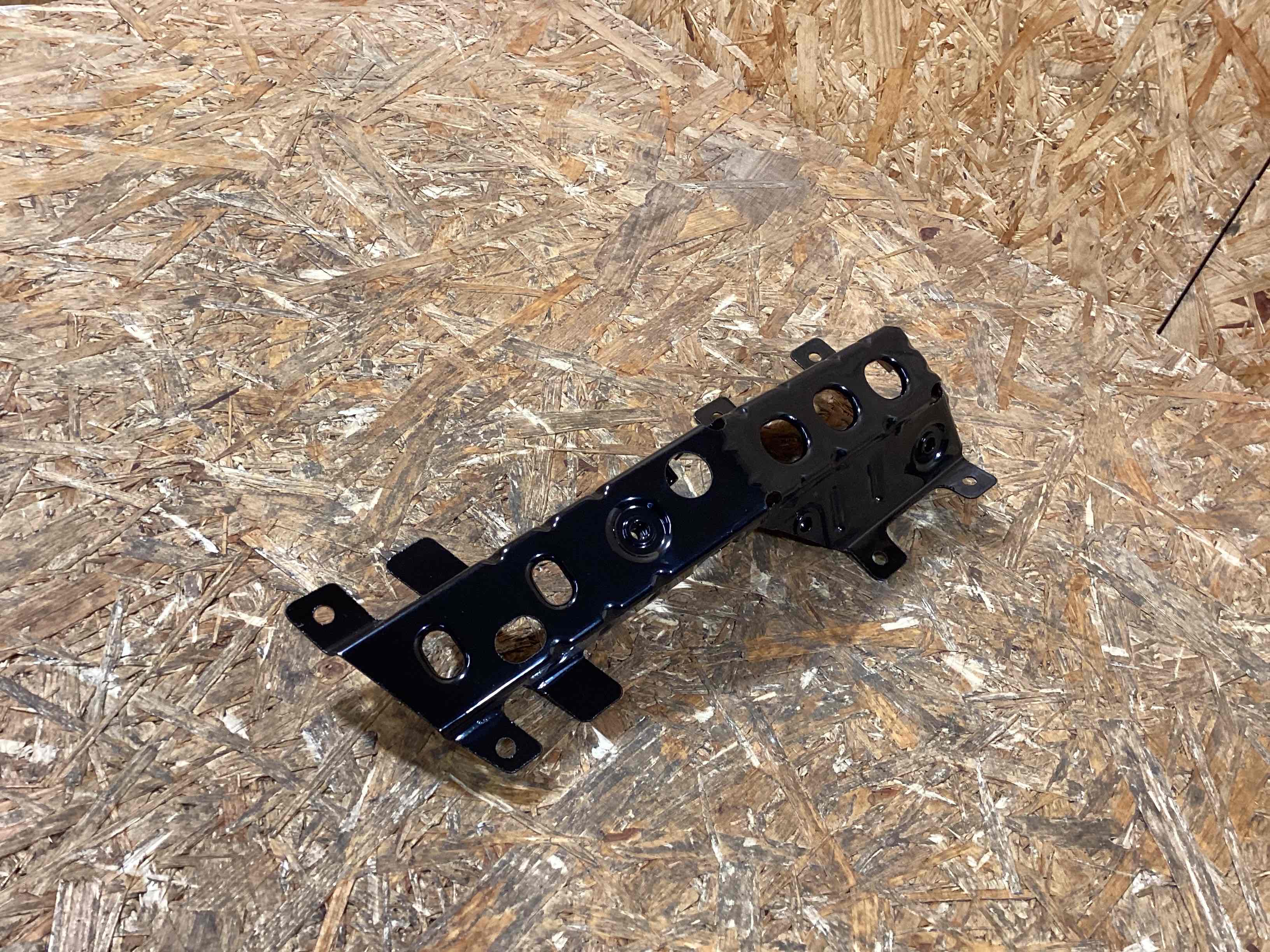 Крепление крыла Porsche Panamera 110326-112