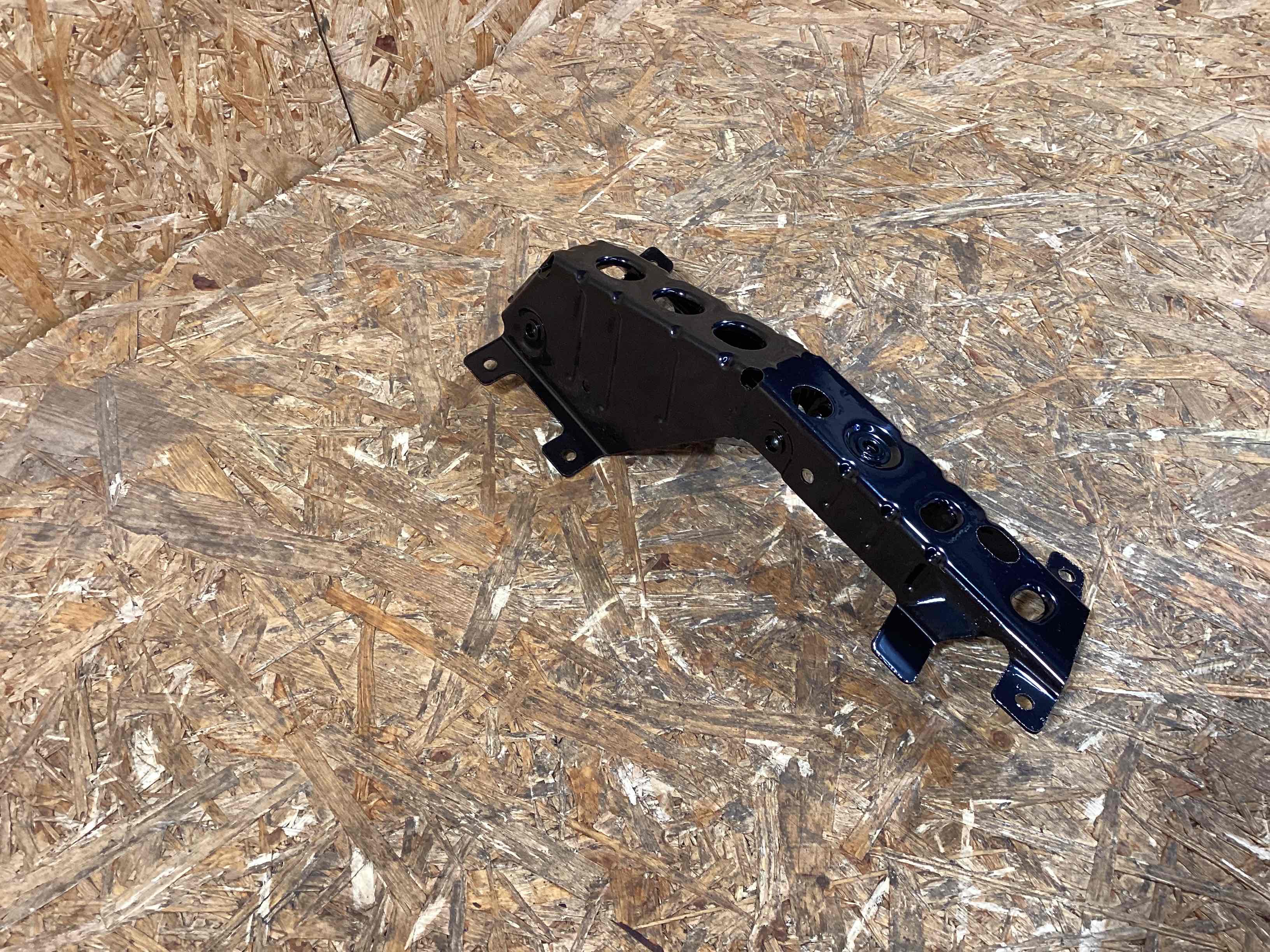 Крепление крыла Porsche Panamera 110326-113