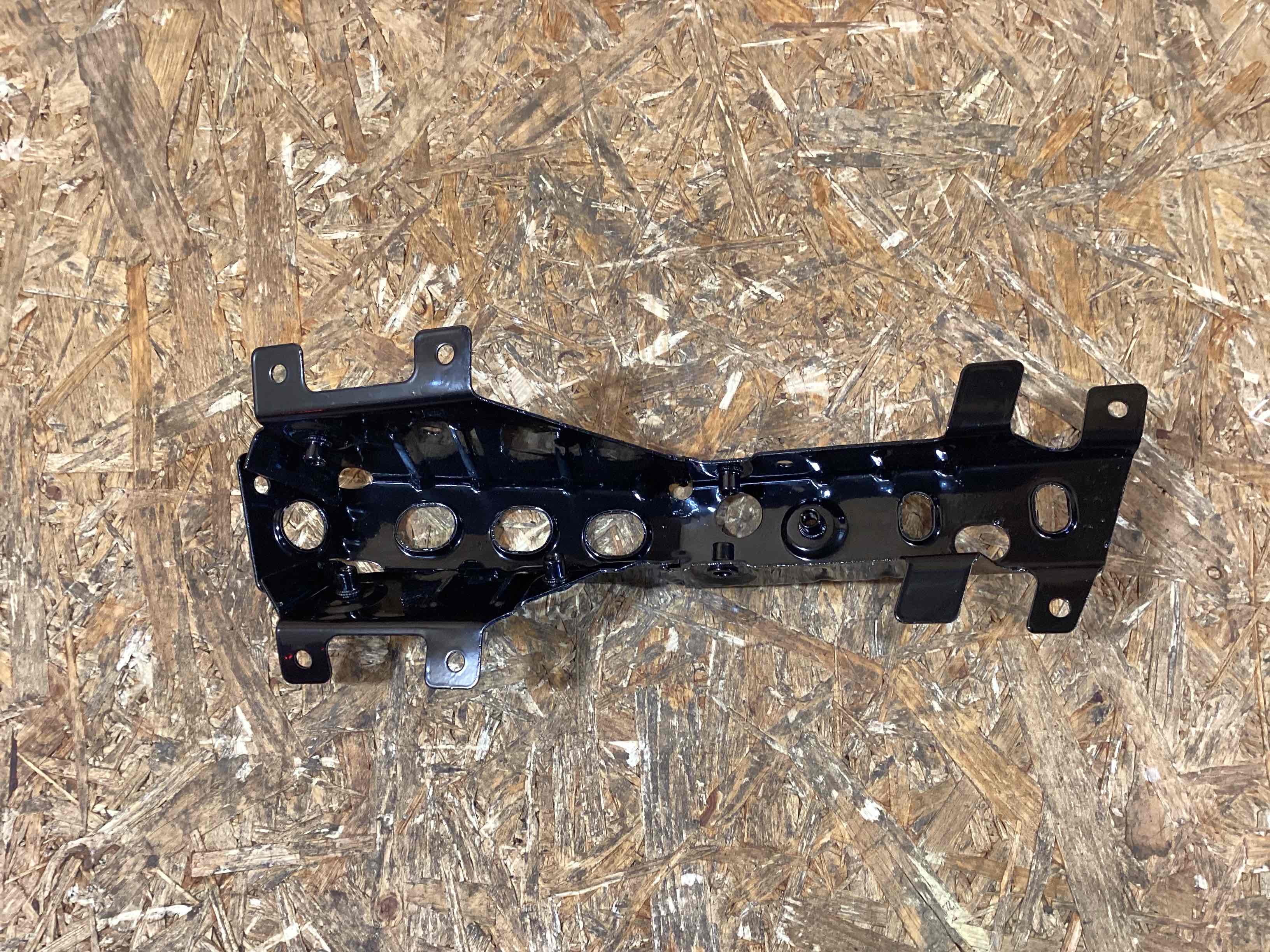 Крепление крыла Porsche Panamera 110326-113