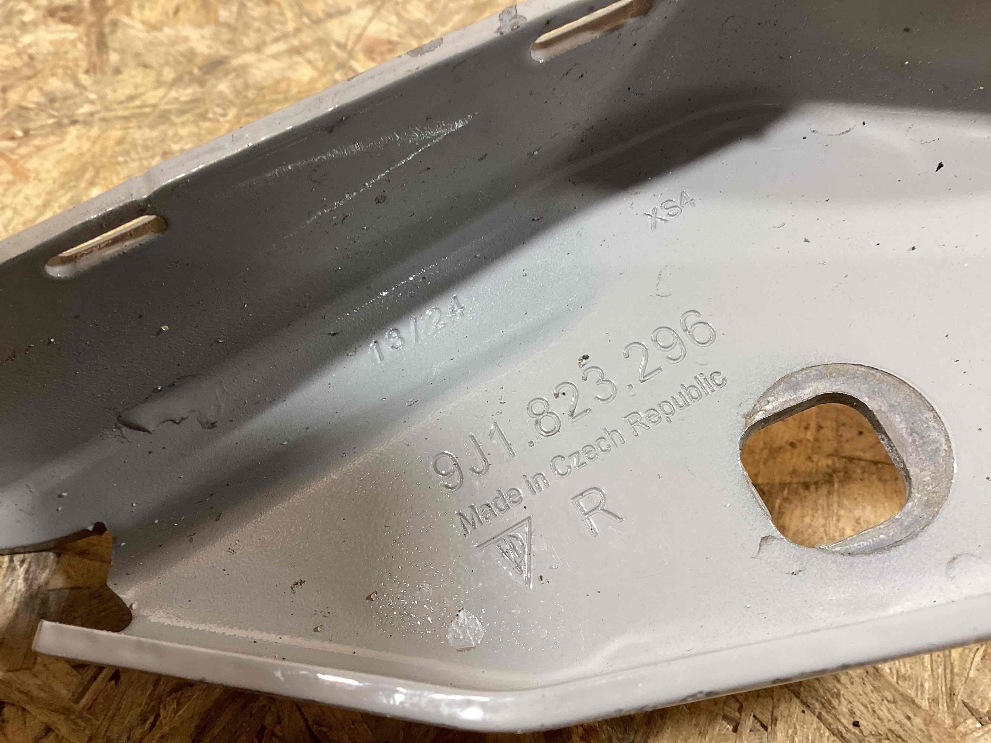 Петля (кронштейн) капота Porsche Taycan 110626-116