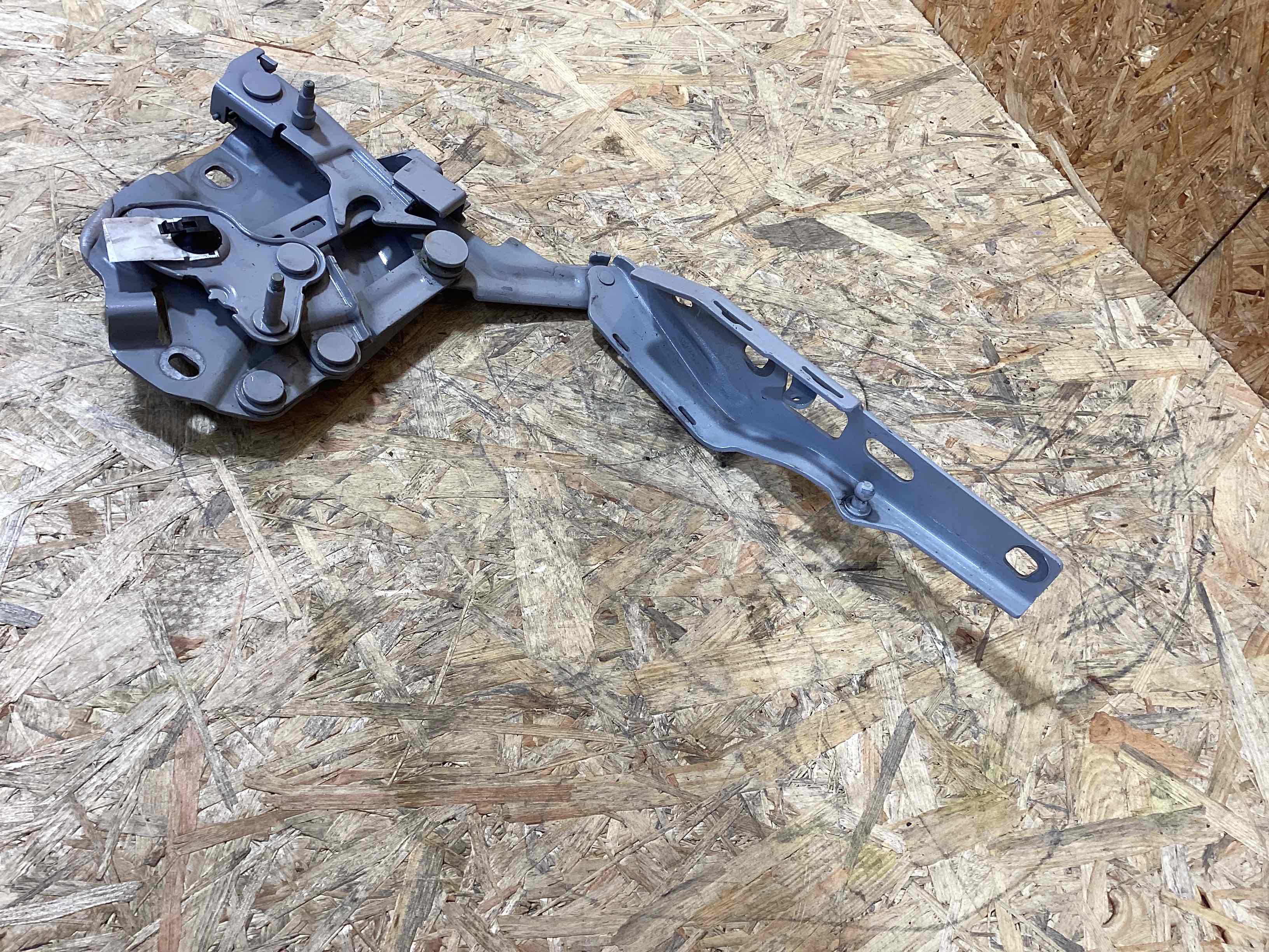 Петля (кронштейн) капота Porsche Taycan 110626-117