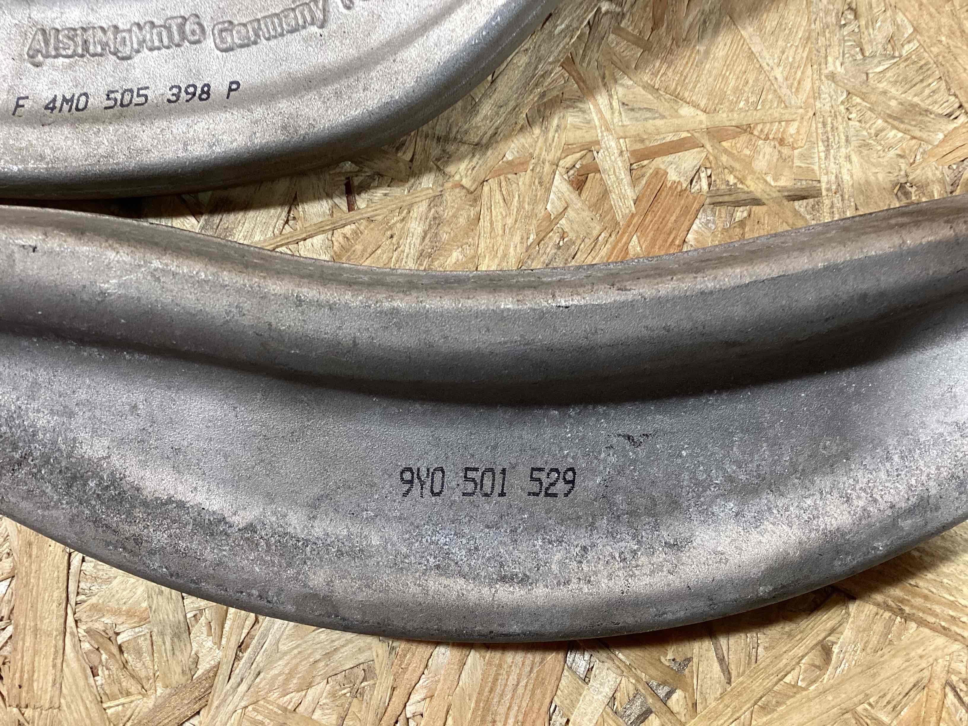 Кулак задний правый Porsche Cayenne 110626-124
