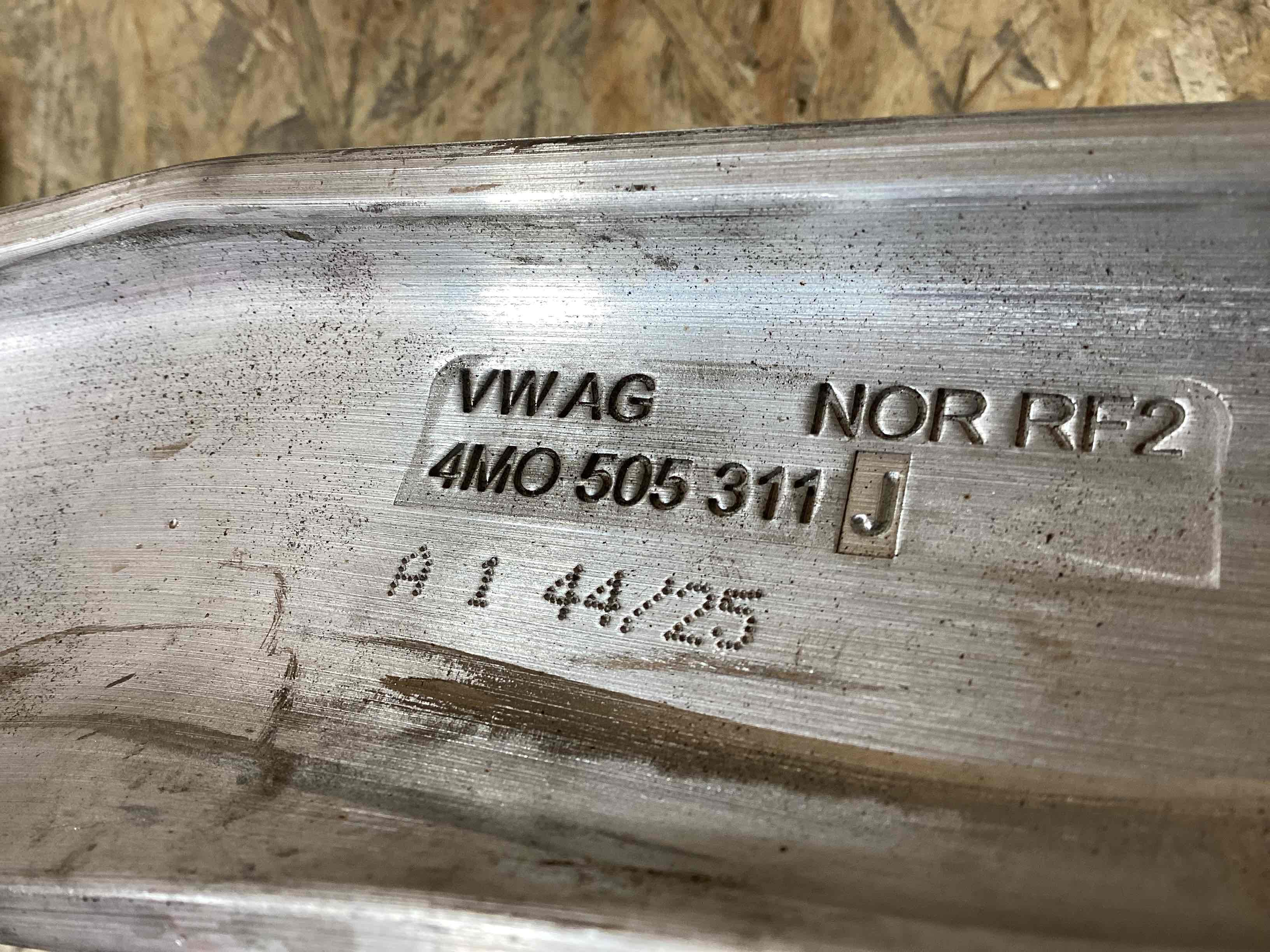 Кулак задний правый Porsche Cayenne 110626-124