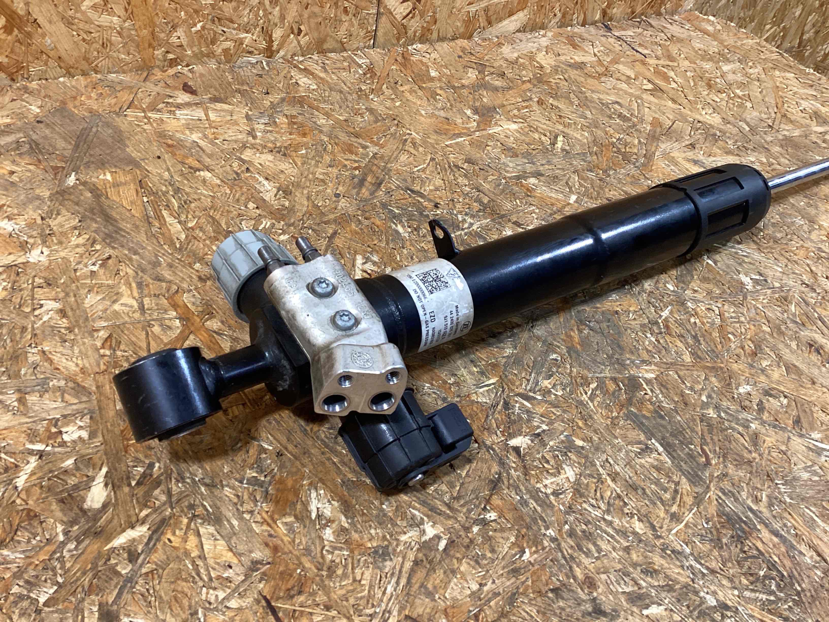 Амортизатор задний левый Porsche Taycan 120226-111