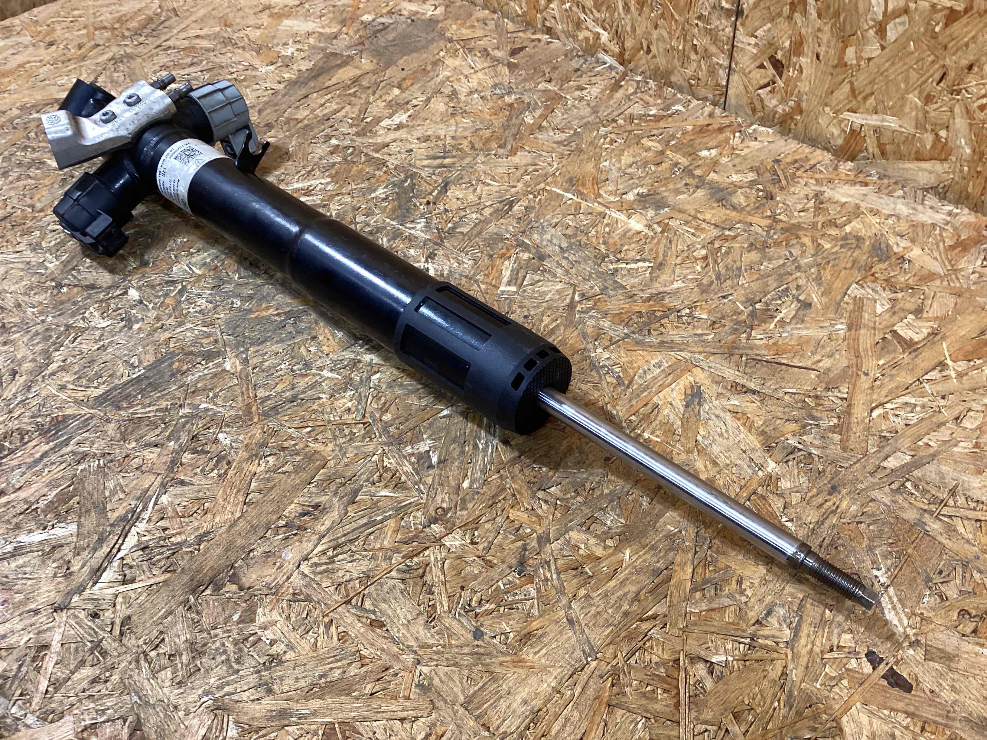 Амортизатор задний левый Porsche Taycan 120226-111