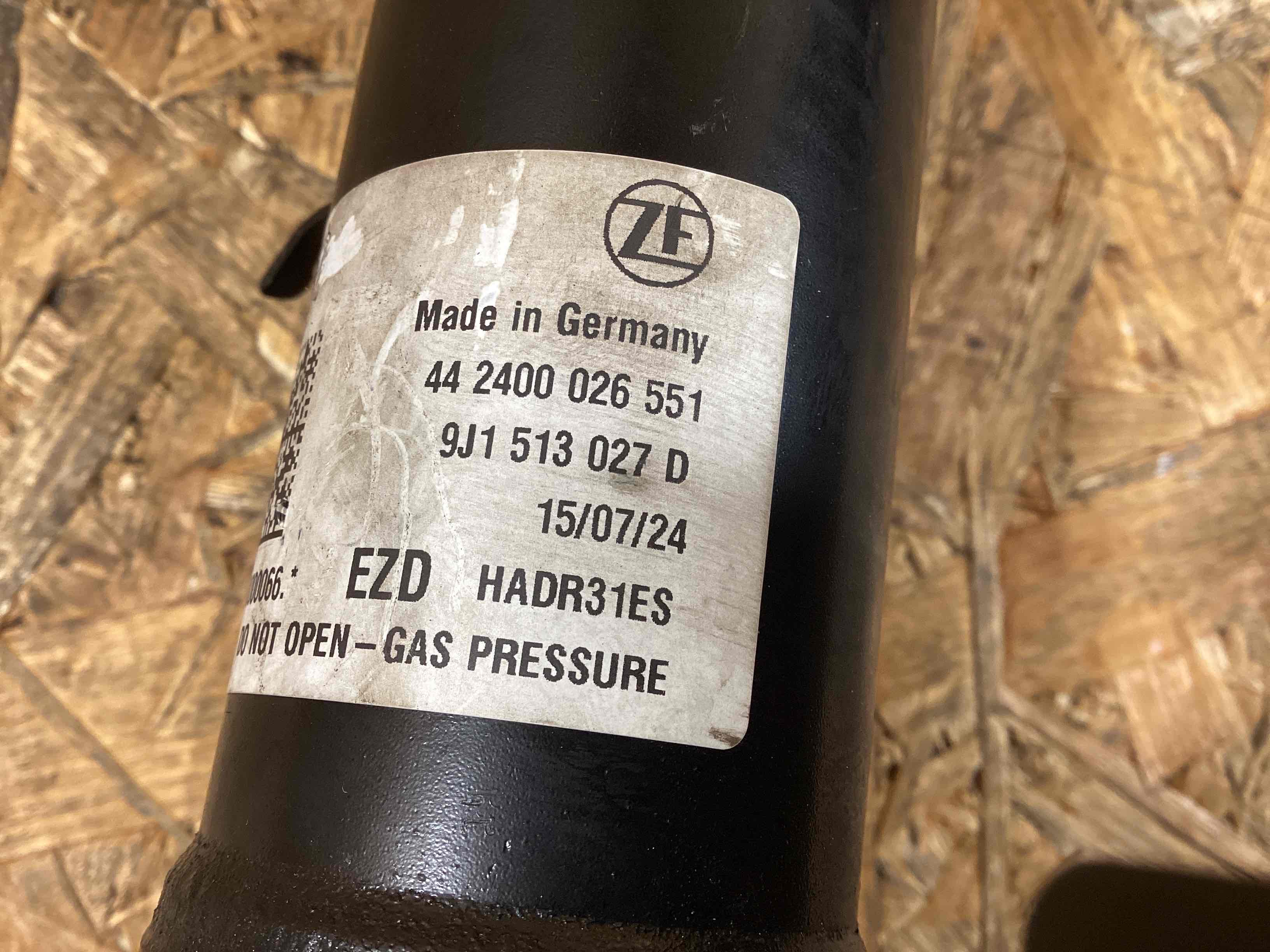 Амортизатор задний левый Porsche Taycan 120226-111