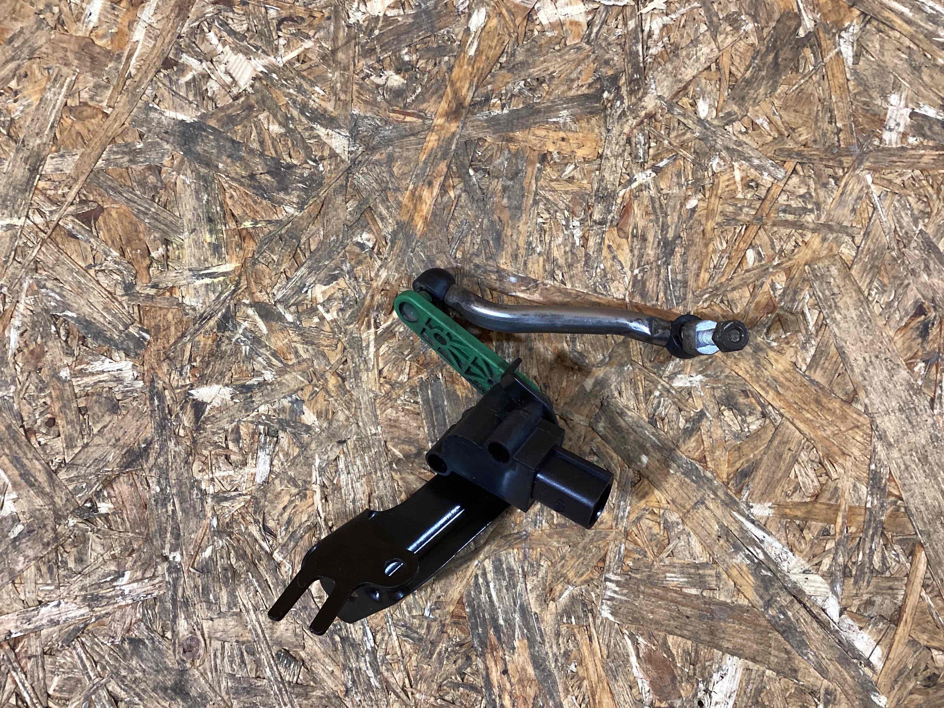 Датчик уровня подвески (клиренса) Porsche Macan 120226-120