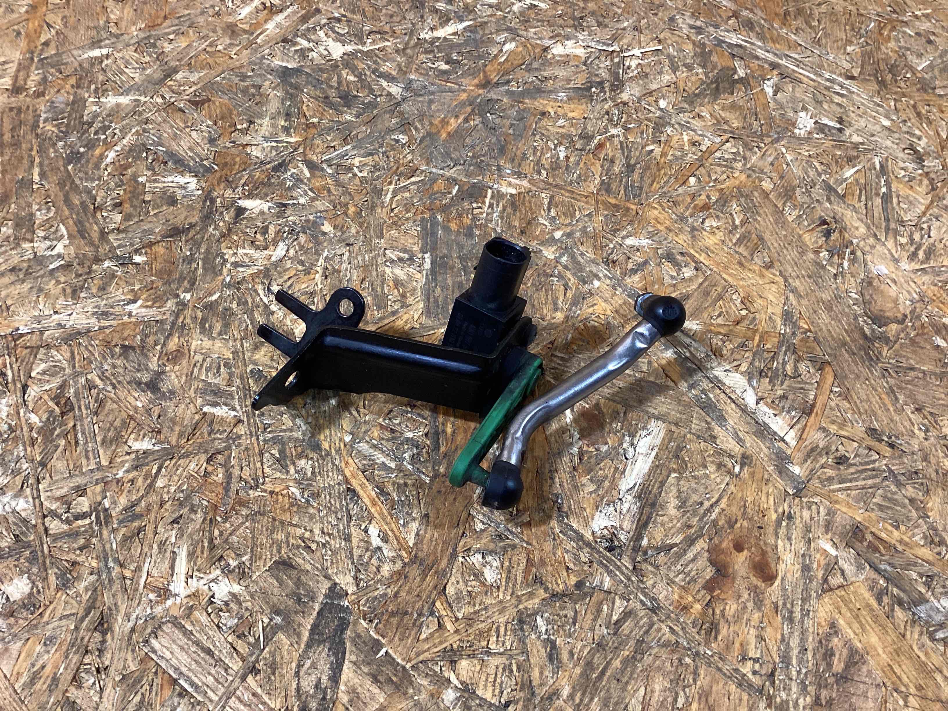 Датчик уровня подвески (клиренса) Porsche Macan 120226-120