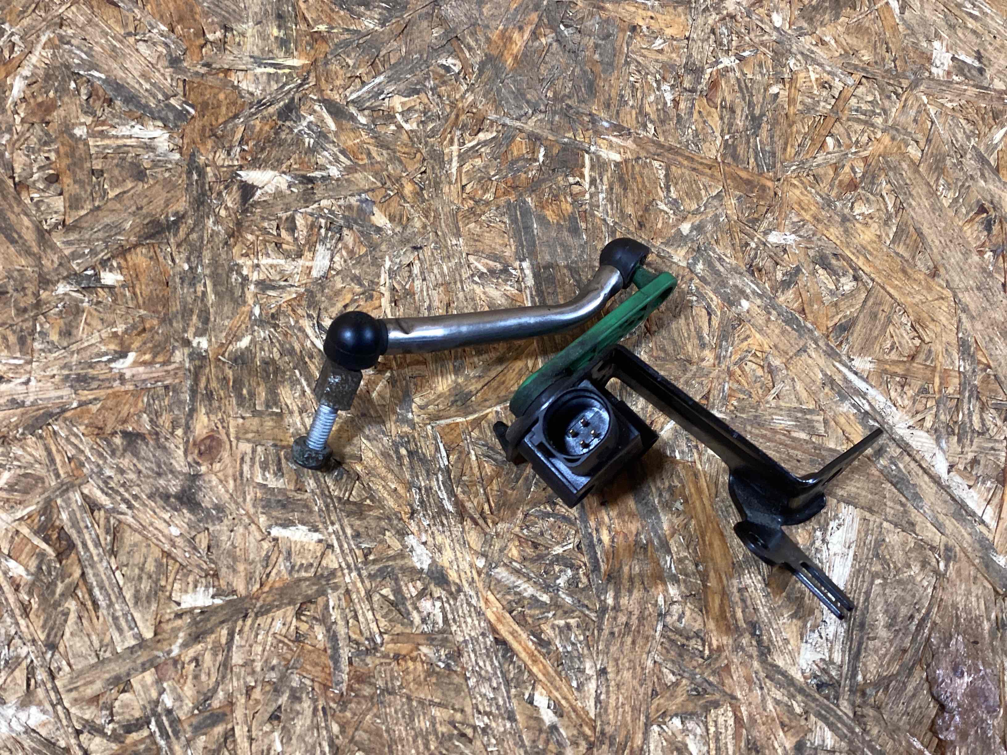 Датчик уровня подвески (клиренса) Porsche Macan 120226-120