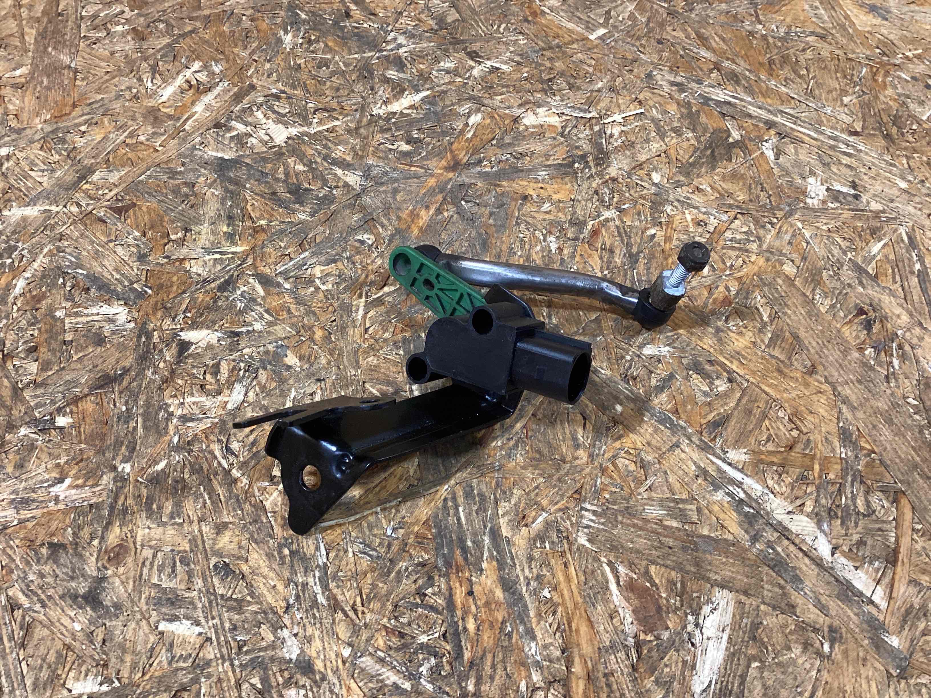 Датчик уровня подвески (клиренса) Porsche Macan 120226-120