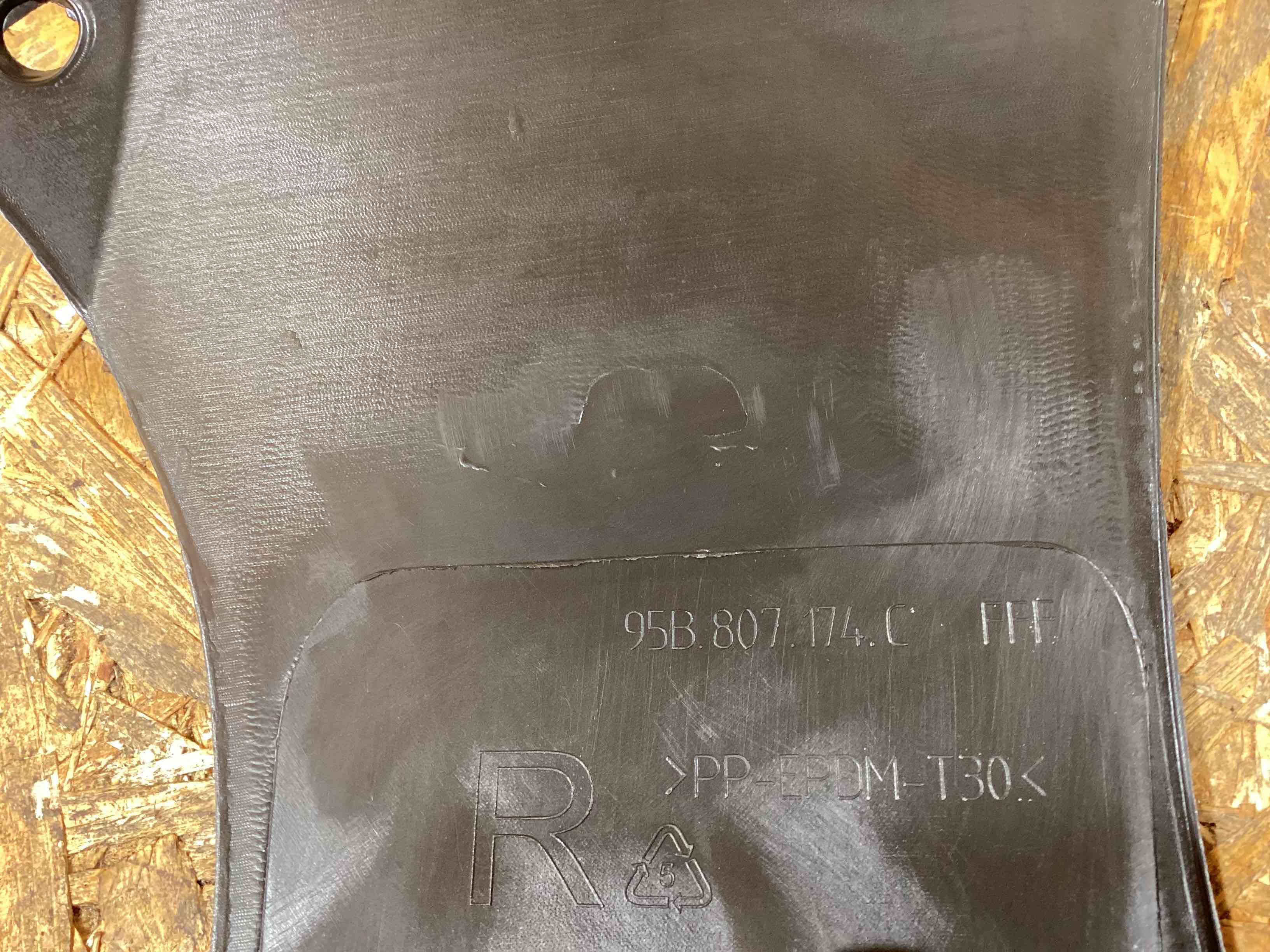 Пластик моторного отсека Porsche Macan 120326-129