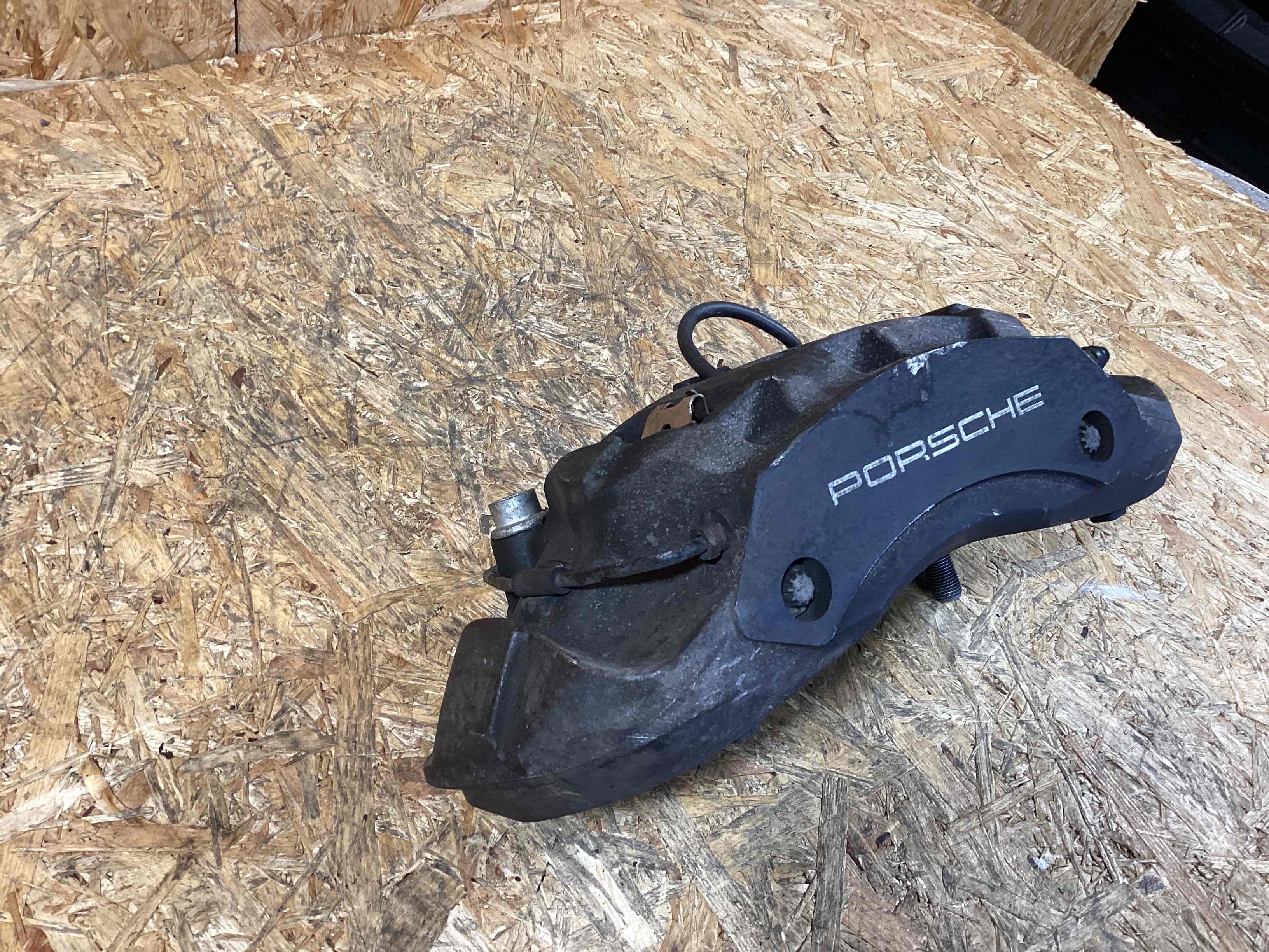 Суппорт передний правый Porsche Macan 121125-110