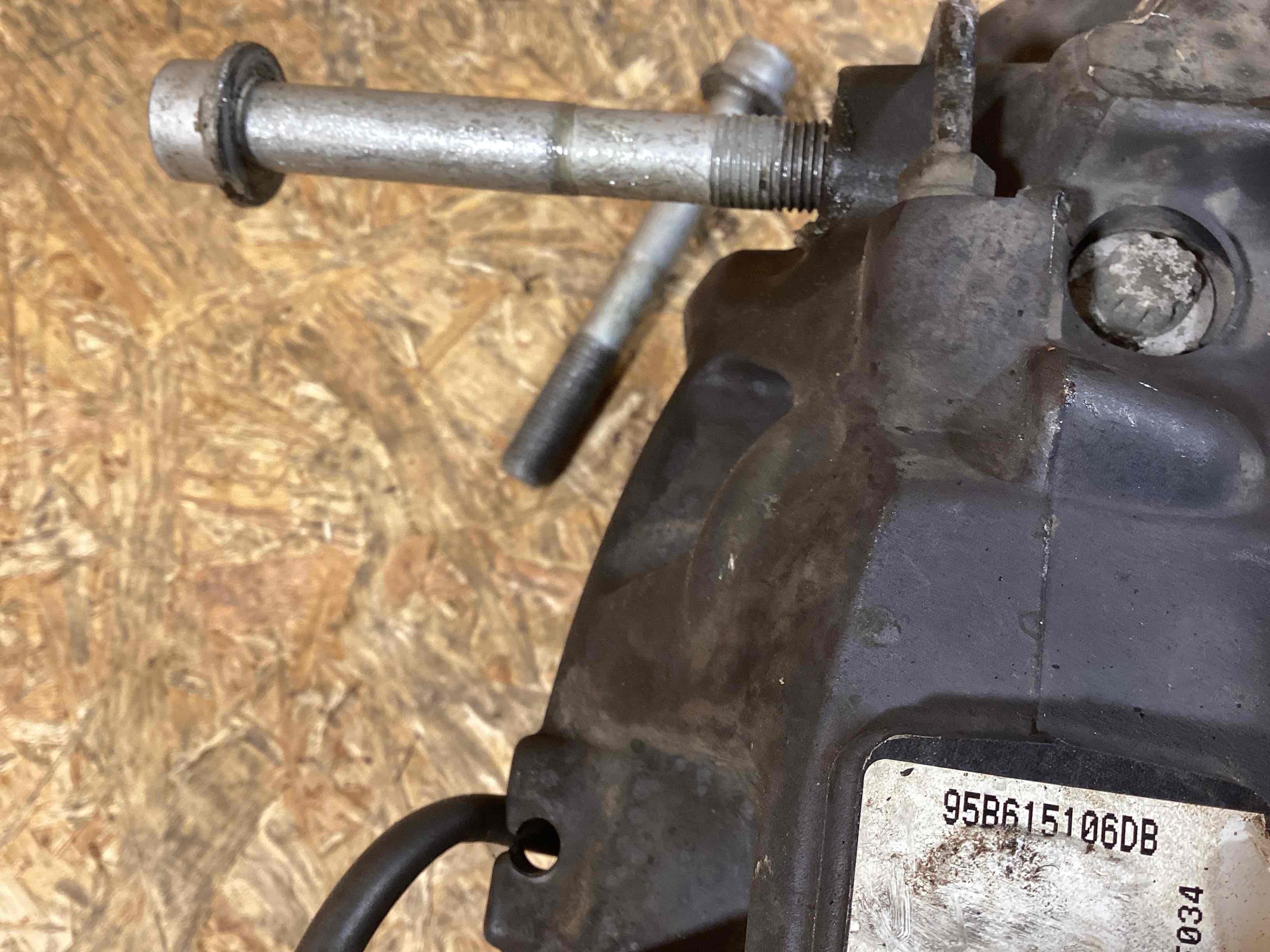 Суппорт передний правый Porsche Macan 121125-110