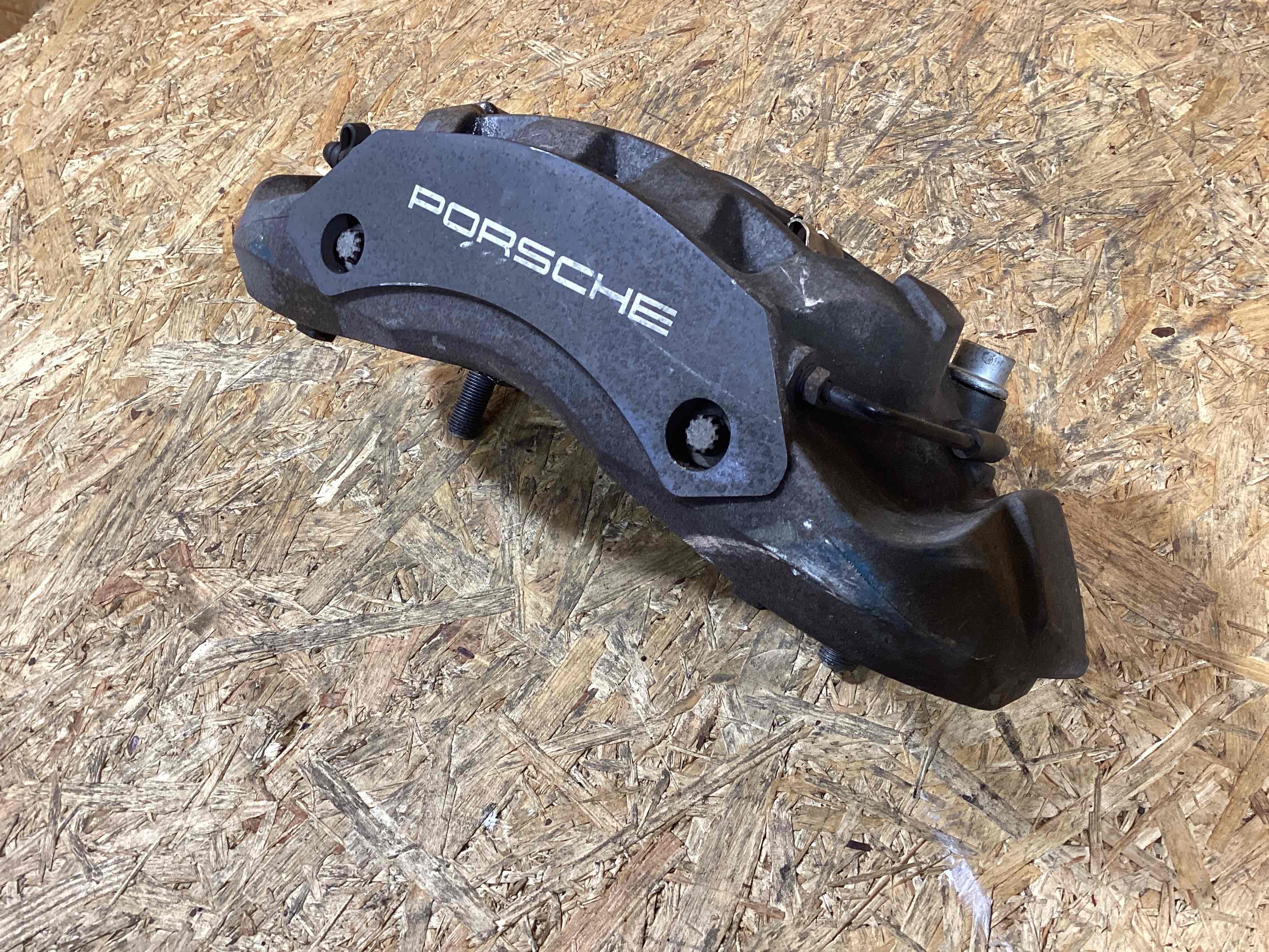 Суппорт передний левый Porsche Macan 121125-111