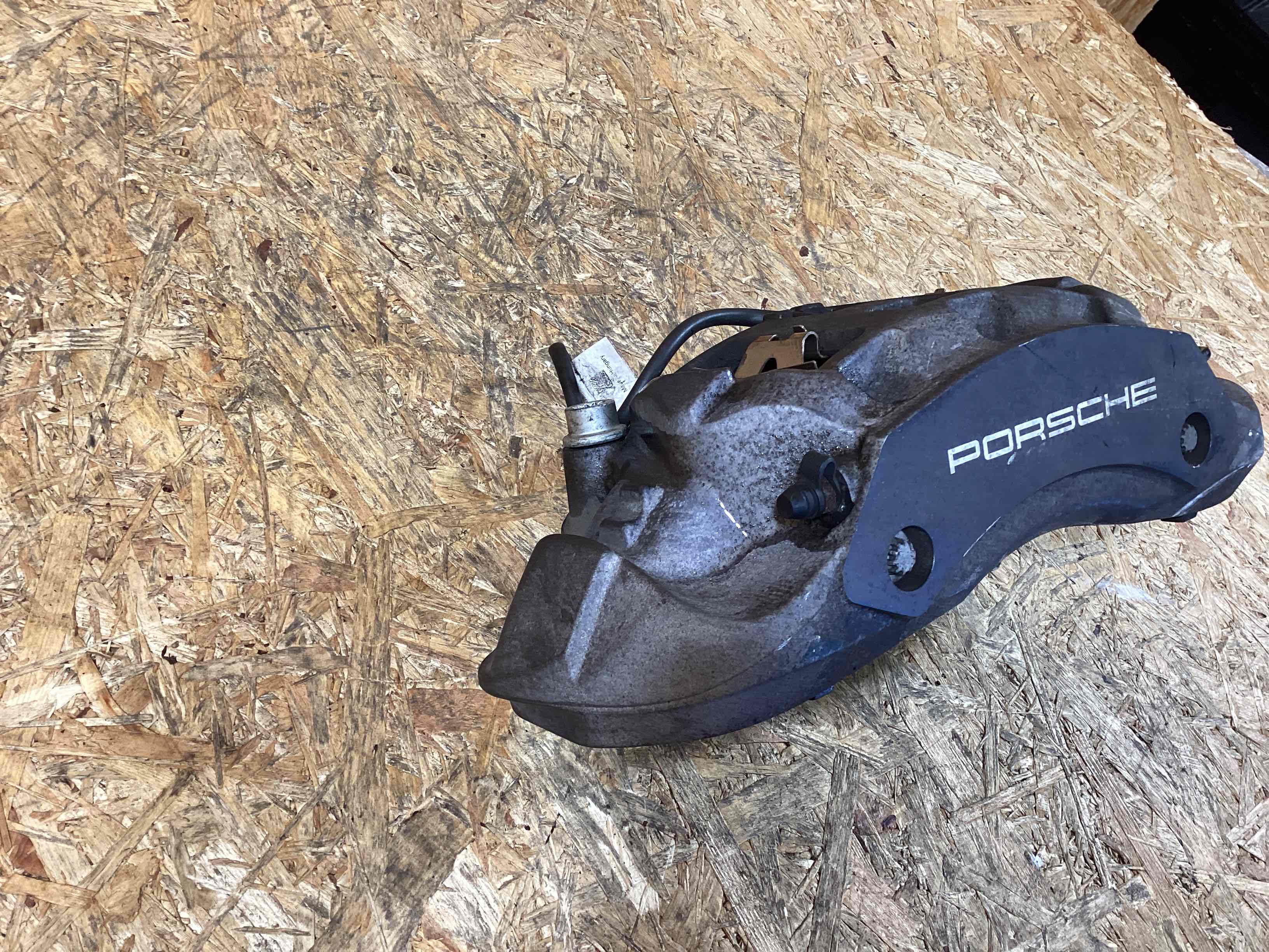 Суппорт передний левый Porsche Macan 121125-111