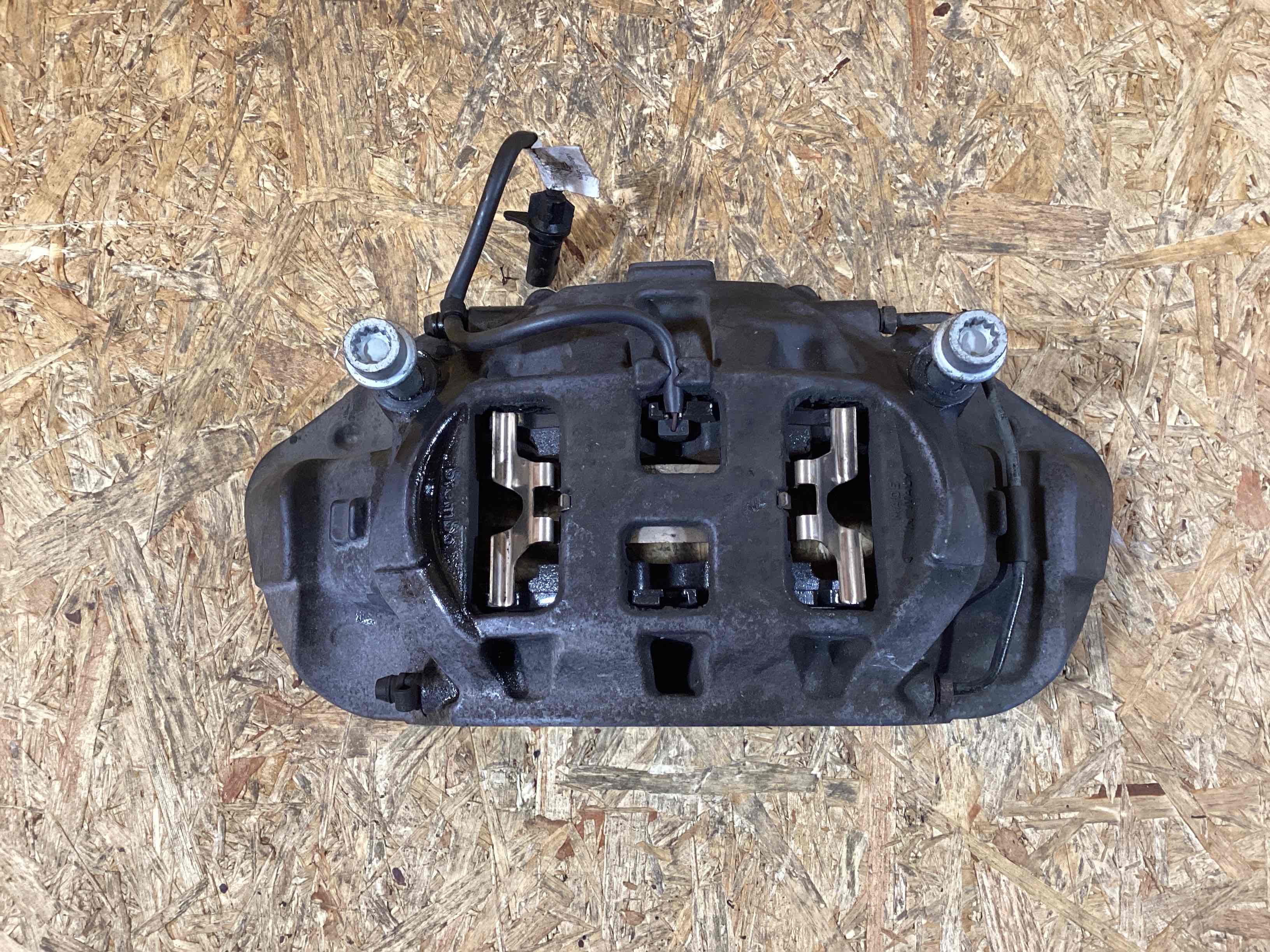 Суппорт передний левый Porsche Macan 121125-111