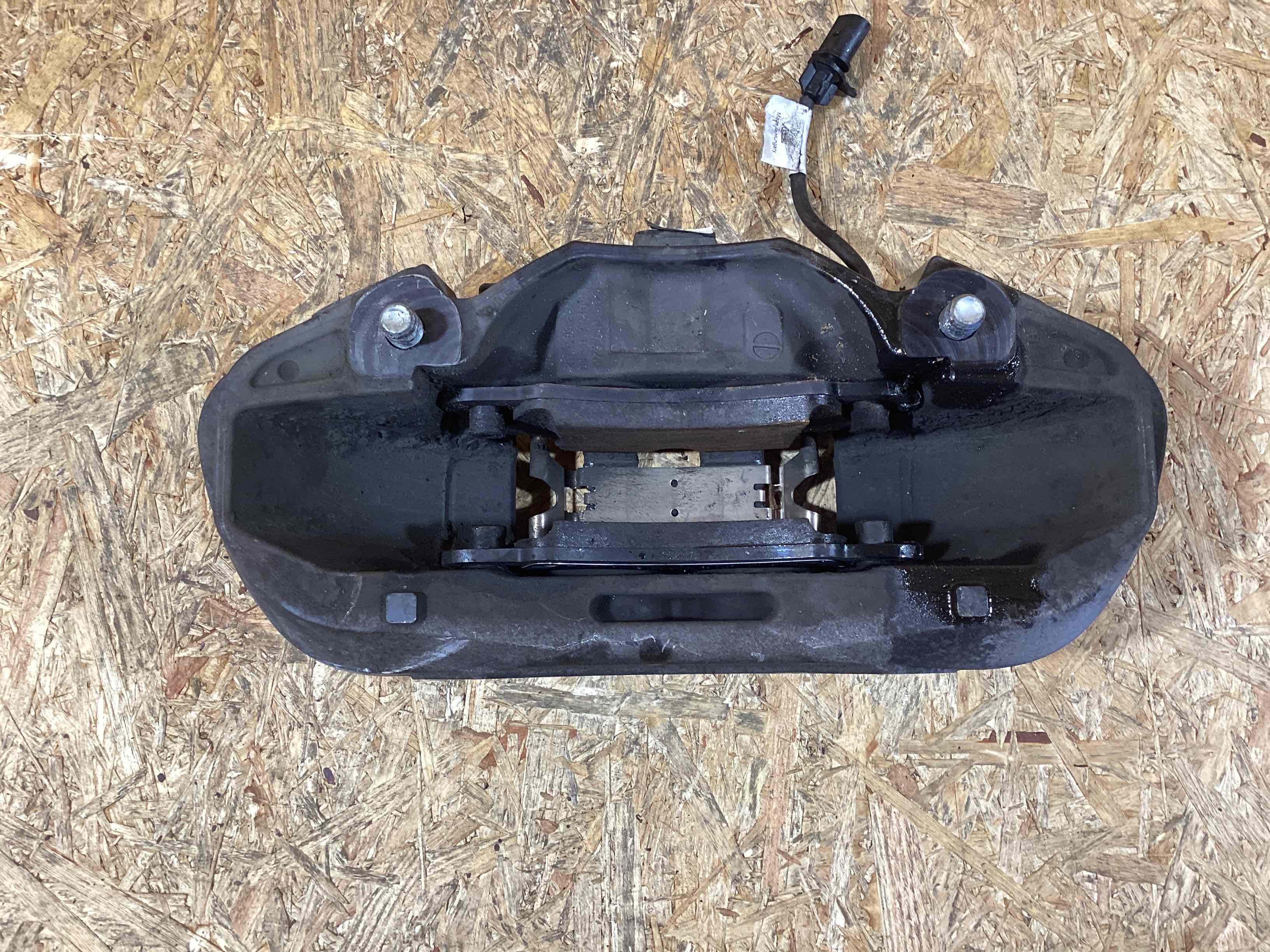 Суппорт передний левый Porsche Macan 121125-111