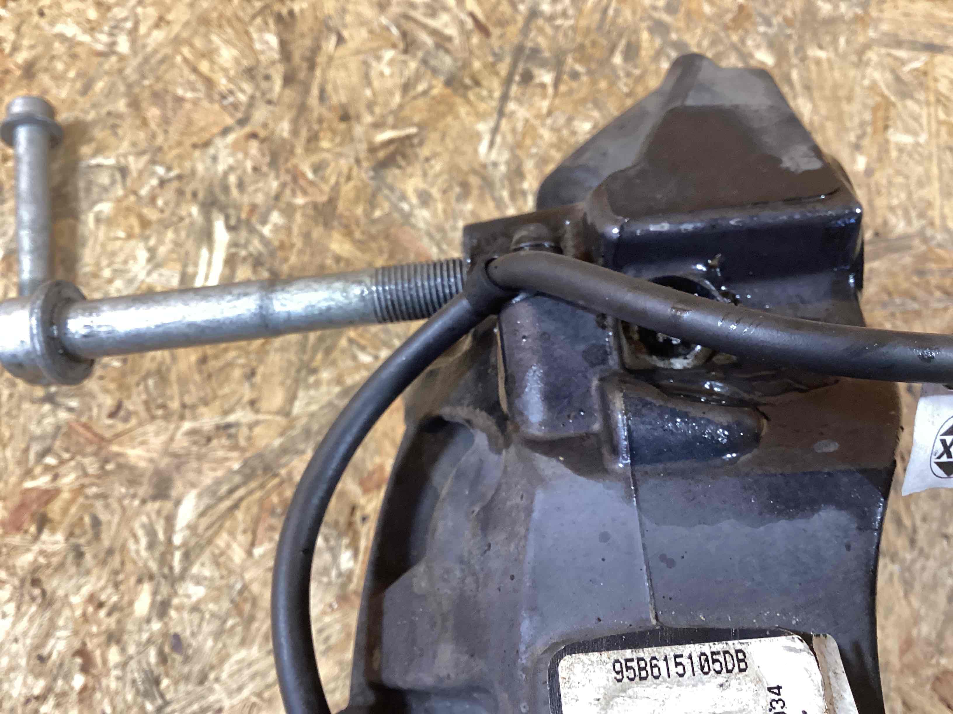 Суппорт передний левый Porsche Macan 121125-111