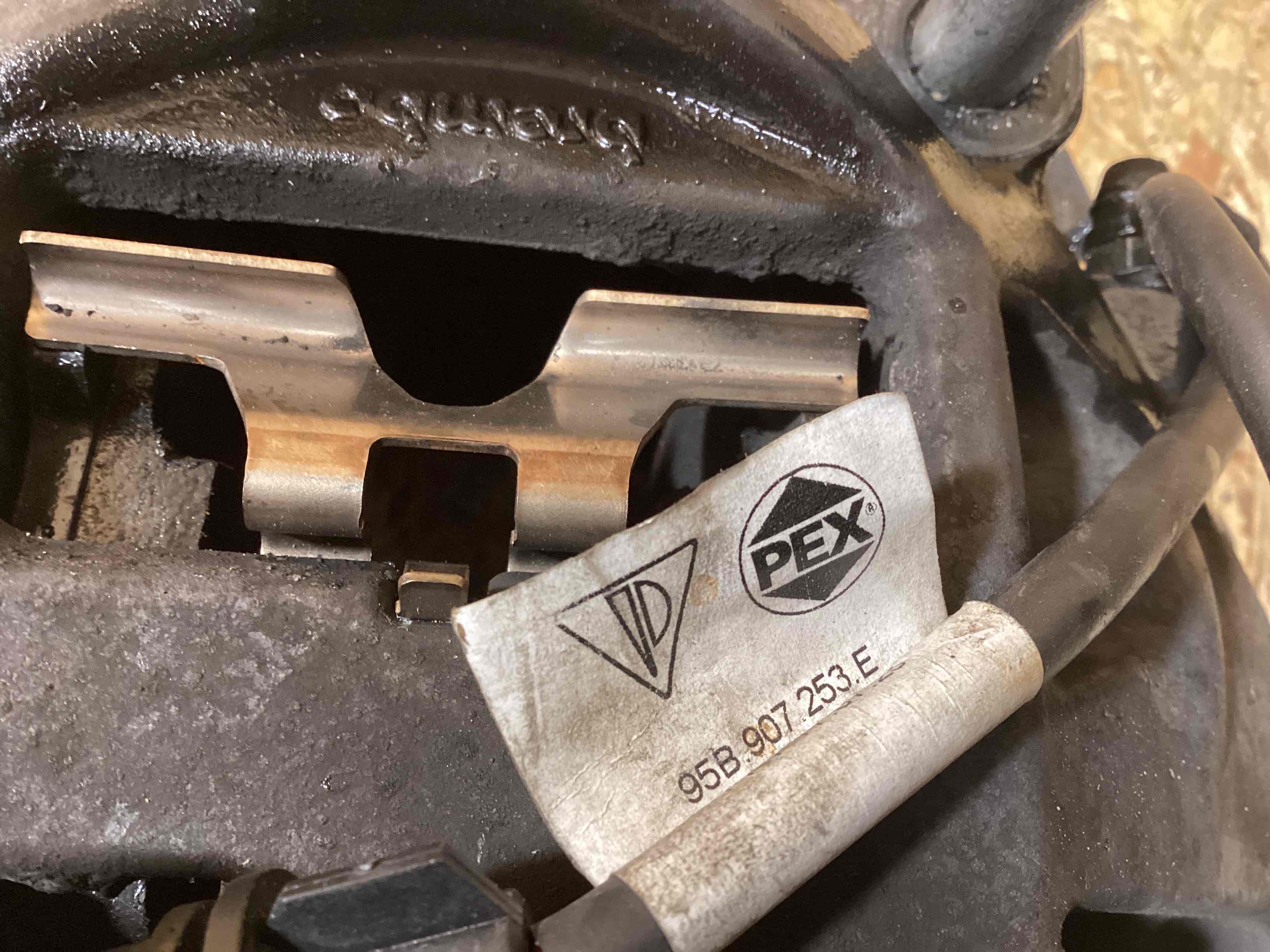 Суппорт передний левый Porsche Macan 121125-111