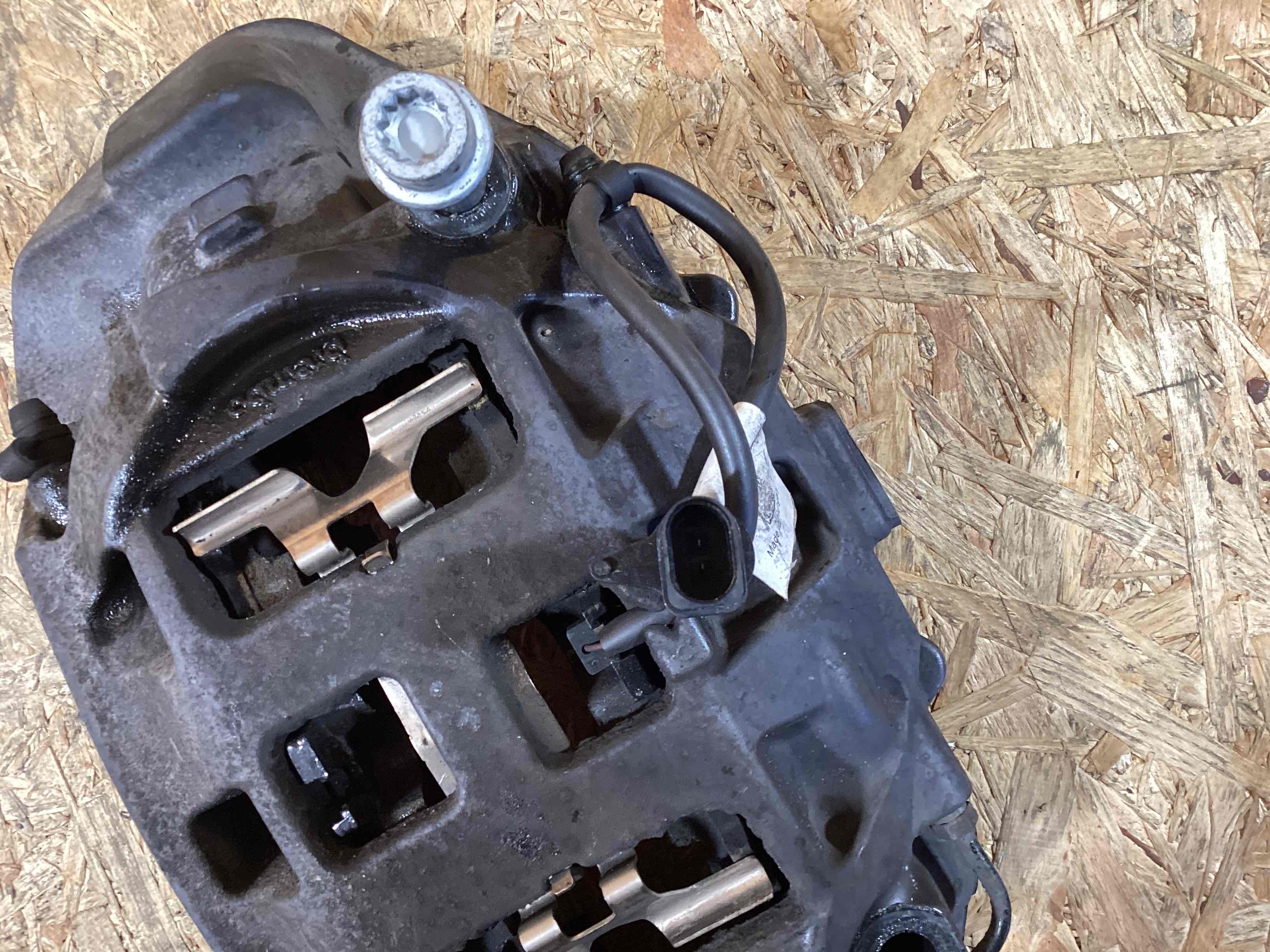 Суппорт передний левый Porsche Macan 121125-111