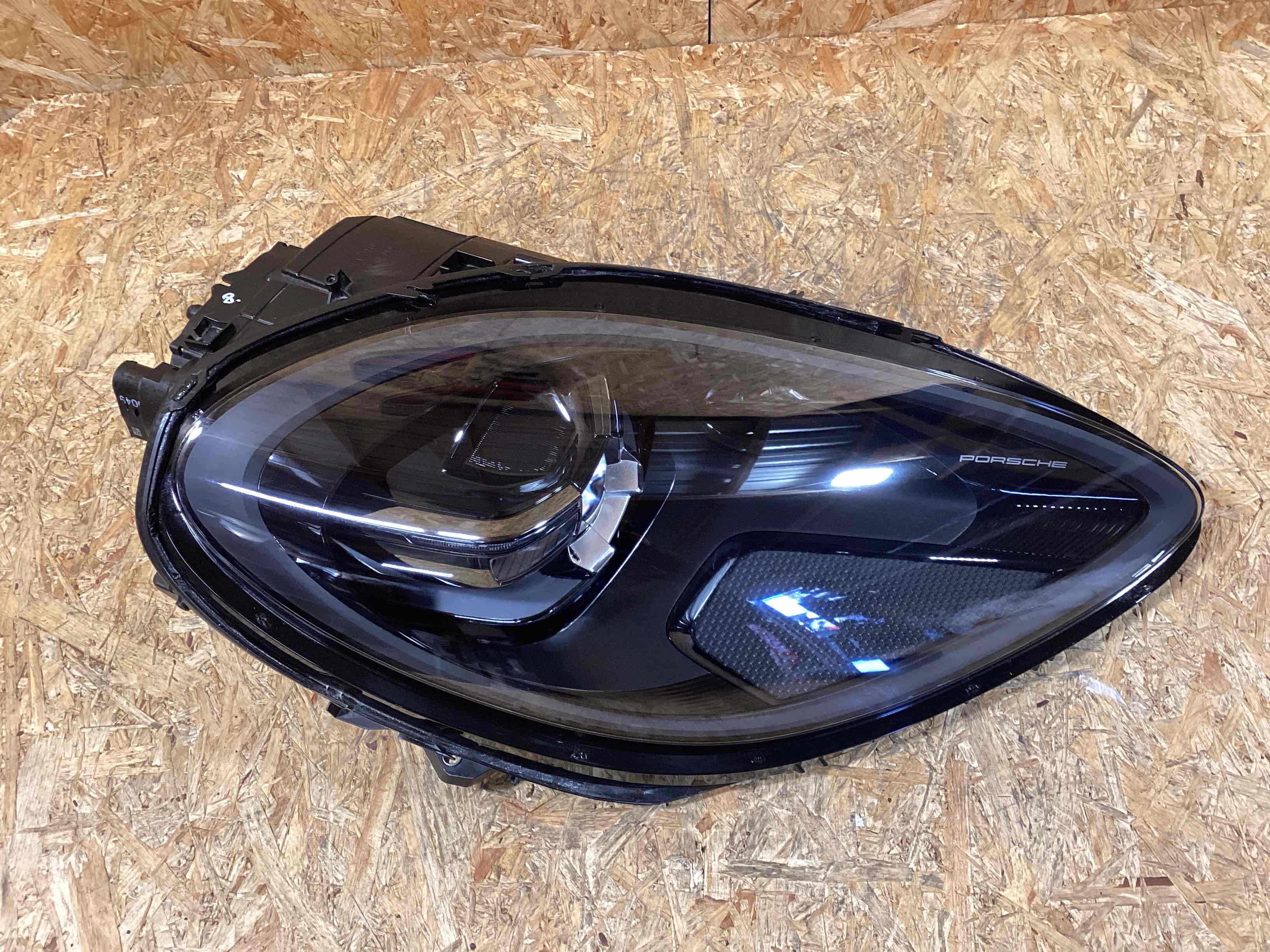 Фара правая Porsche Macan 121125-126