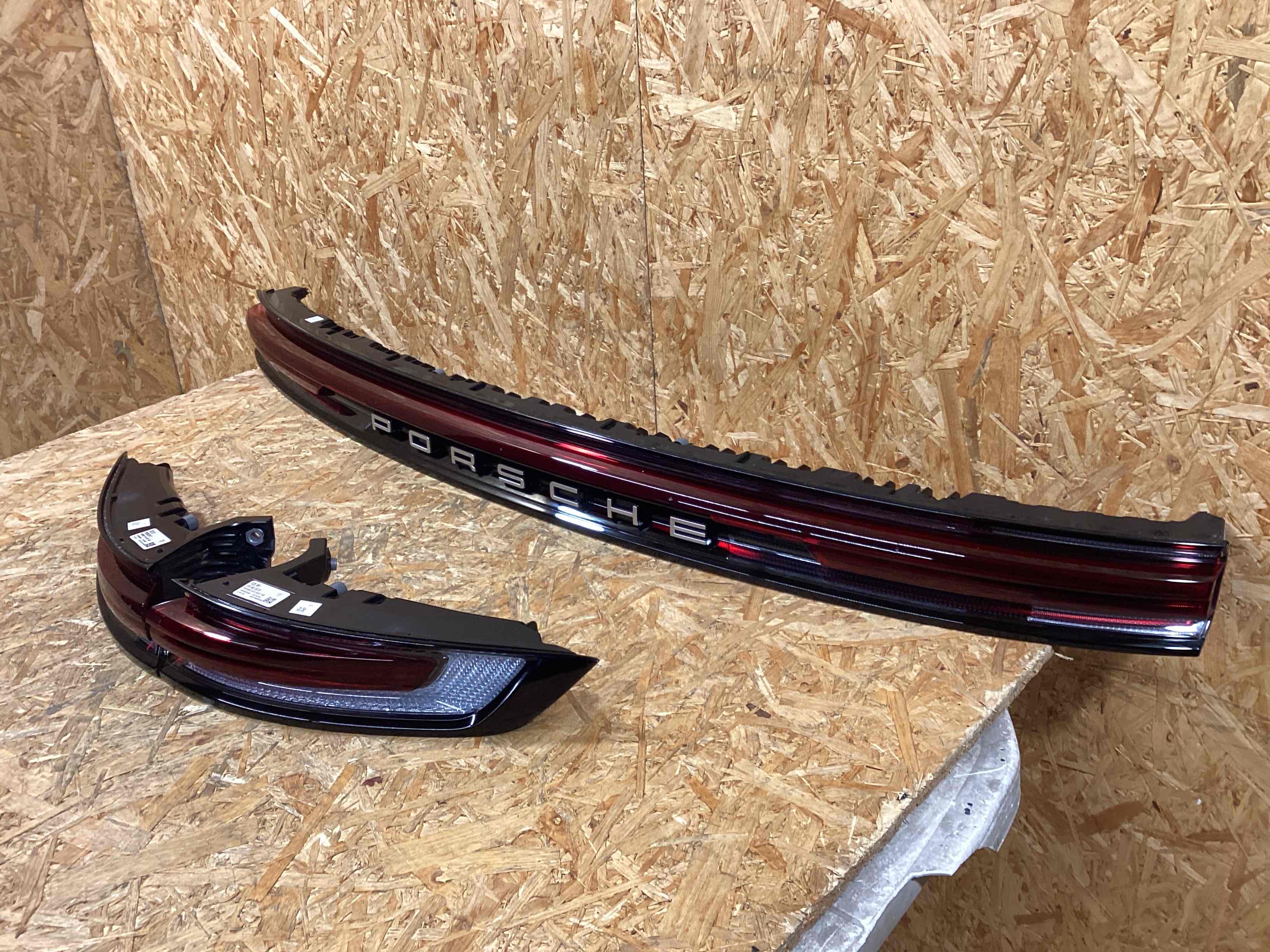 Фонарь стоп-сигнал Porsche Cayenne 130126-109