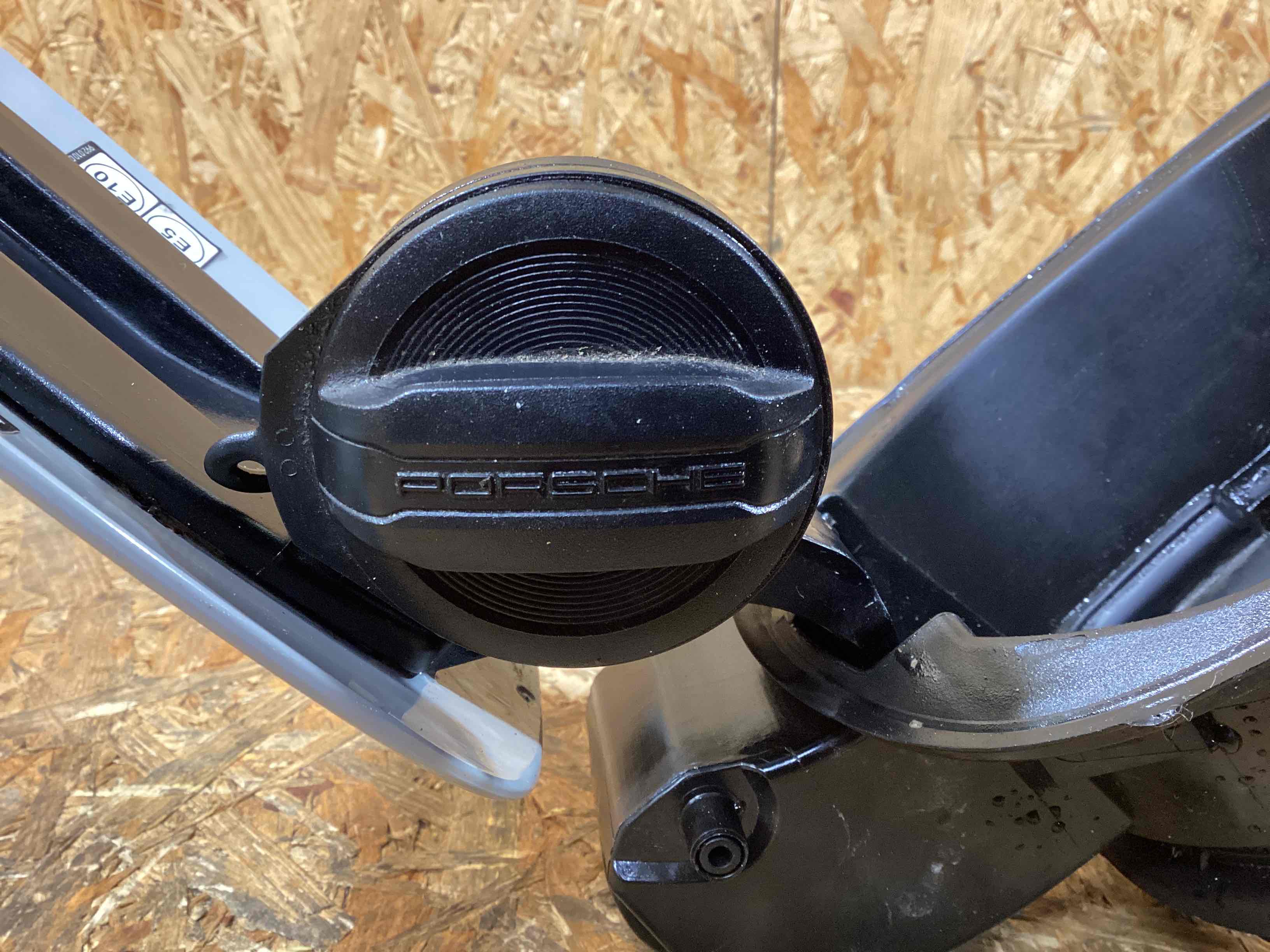 Лючок бака Porsche Macan 130226-109