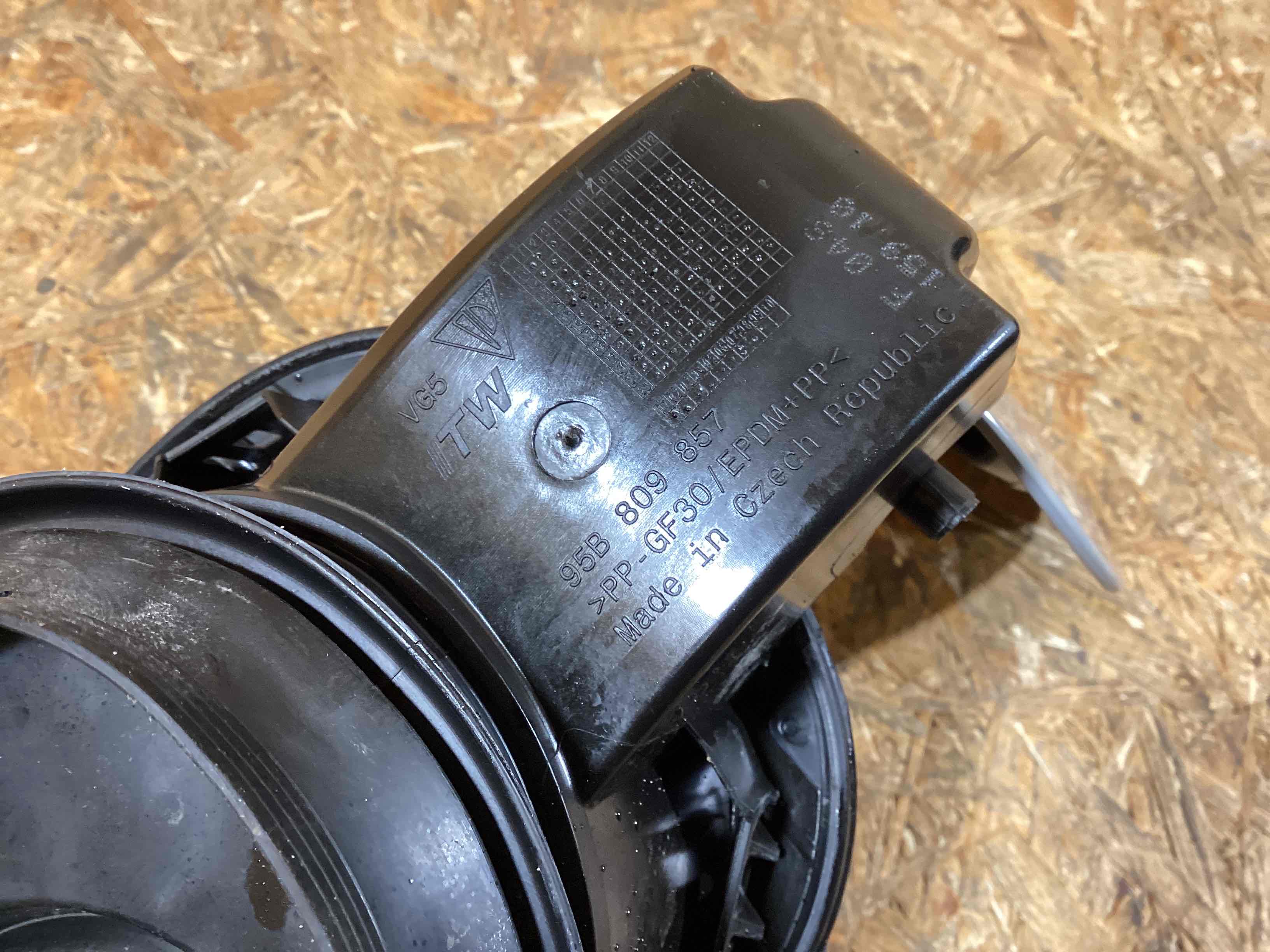 Лючок бака Porsche Macan 130226-109