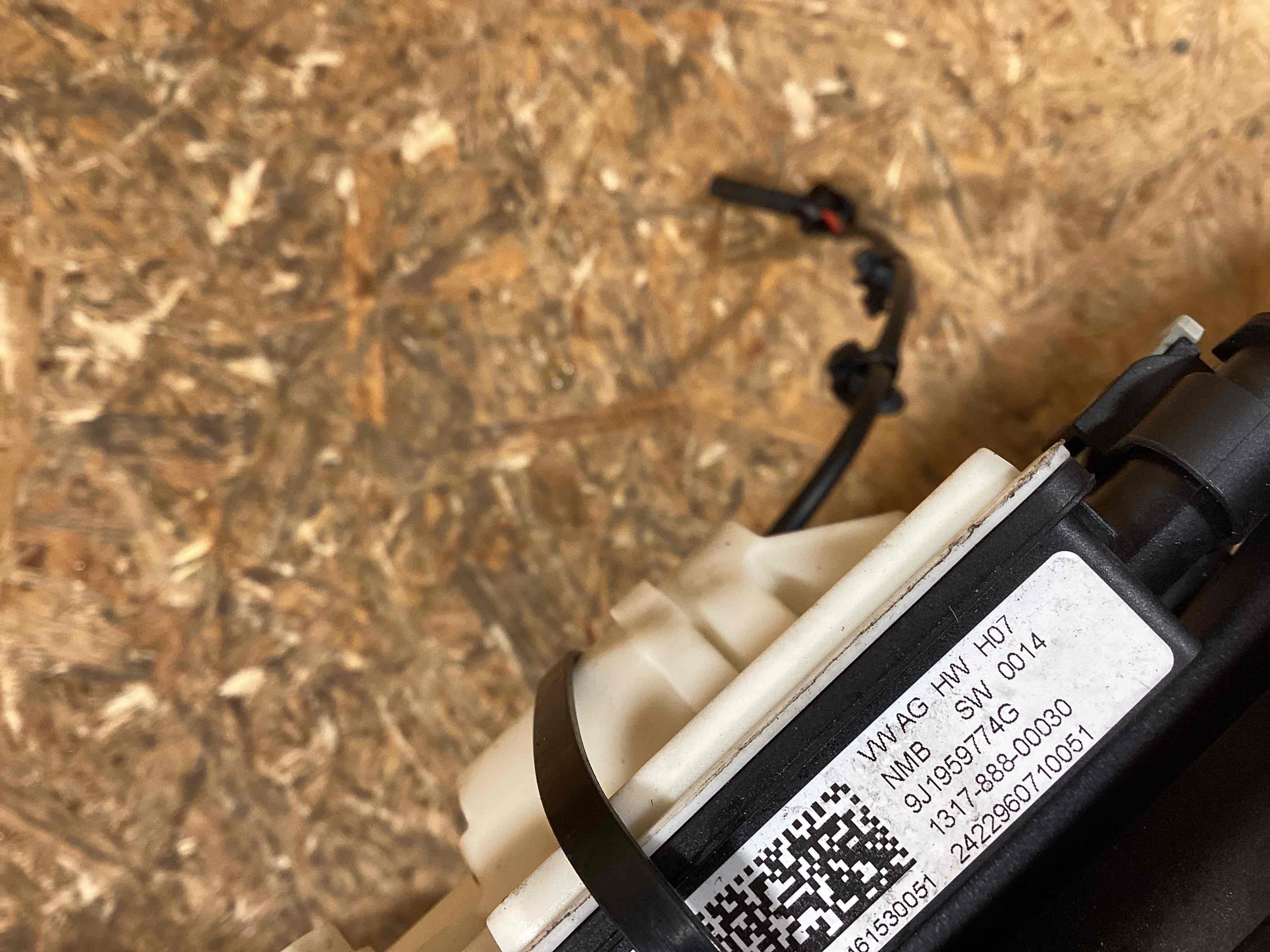 Аккумуляторная батарея, конвертор, проводка, крепление и др. Porsche Taycan 130226-111