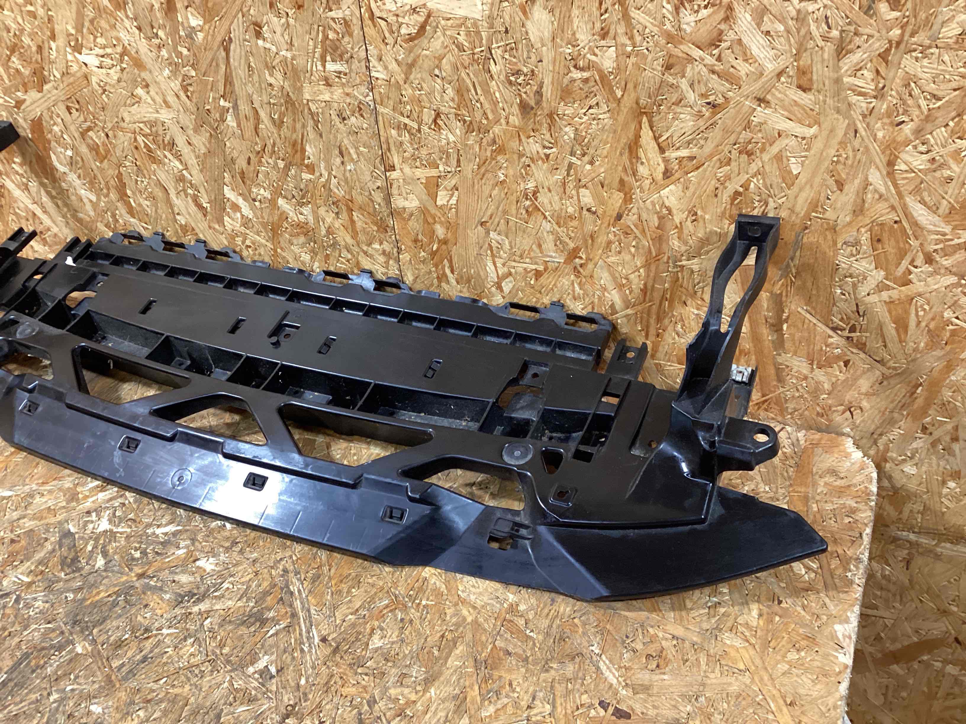 Передняя панель крепления облицовки (телевизор) Porsche Macan 130226-117