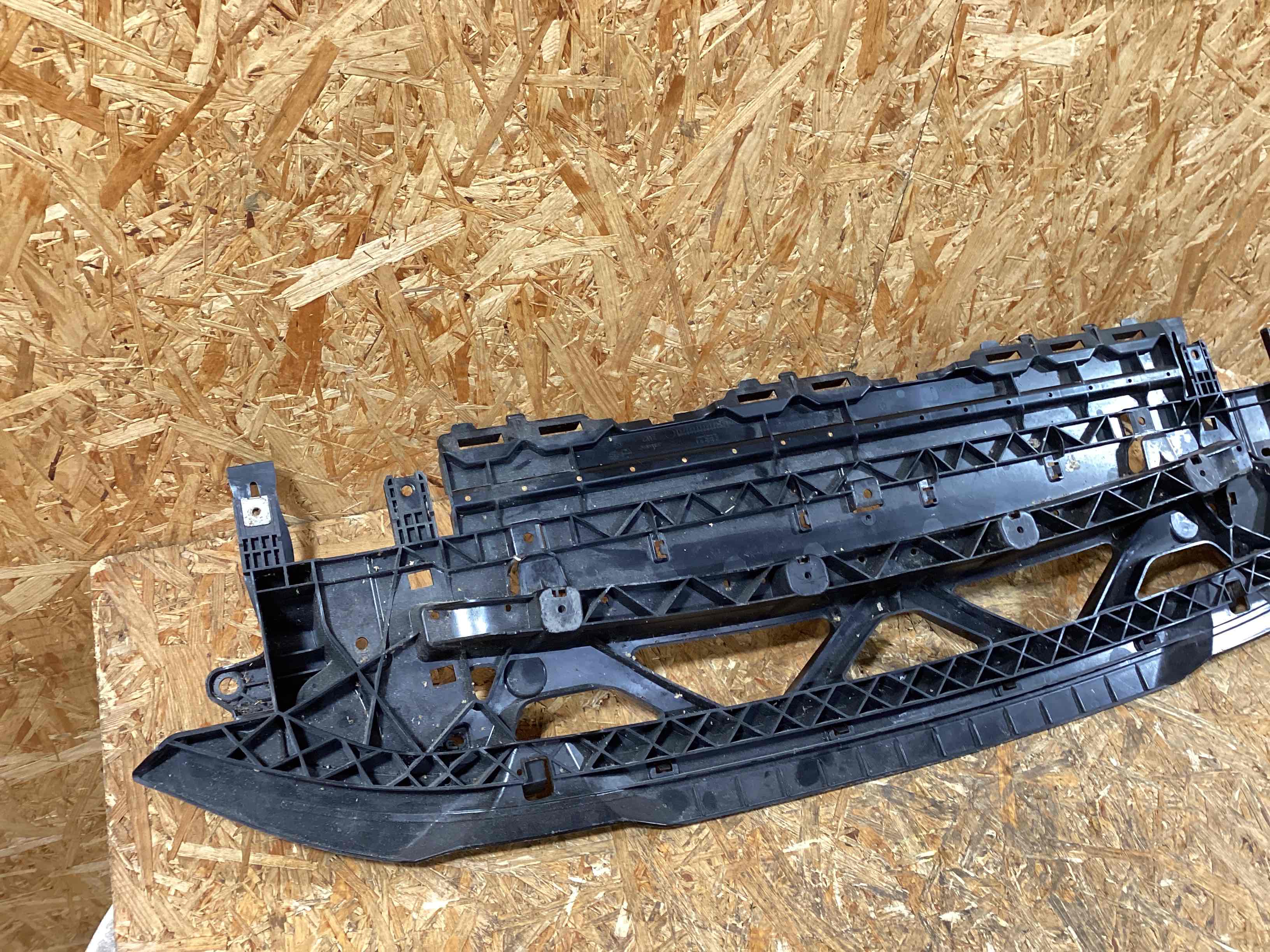 Передняя панель крепления облицовки (телевизор) Porsche Macan 130226-117