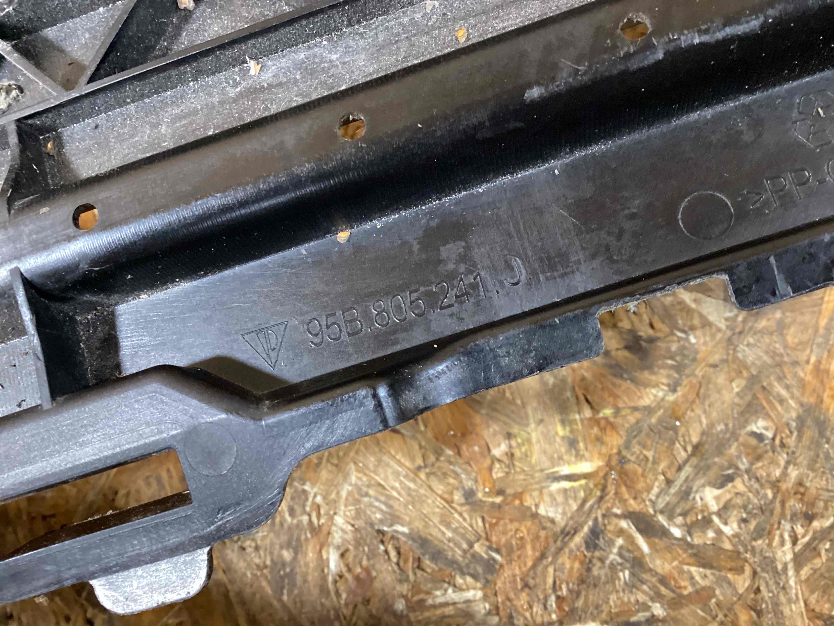 Передняя панель крепления облицовки (телевизор) Porsche Macan 130226-117