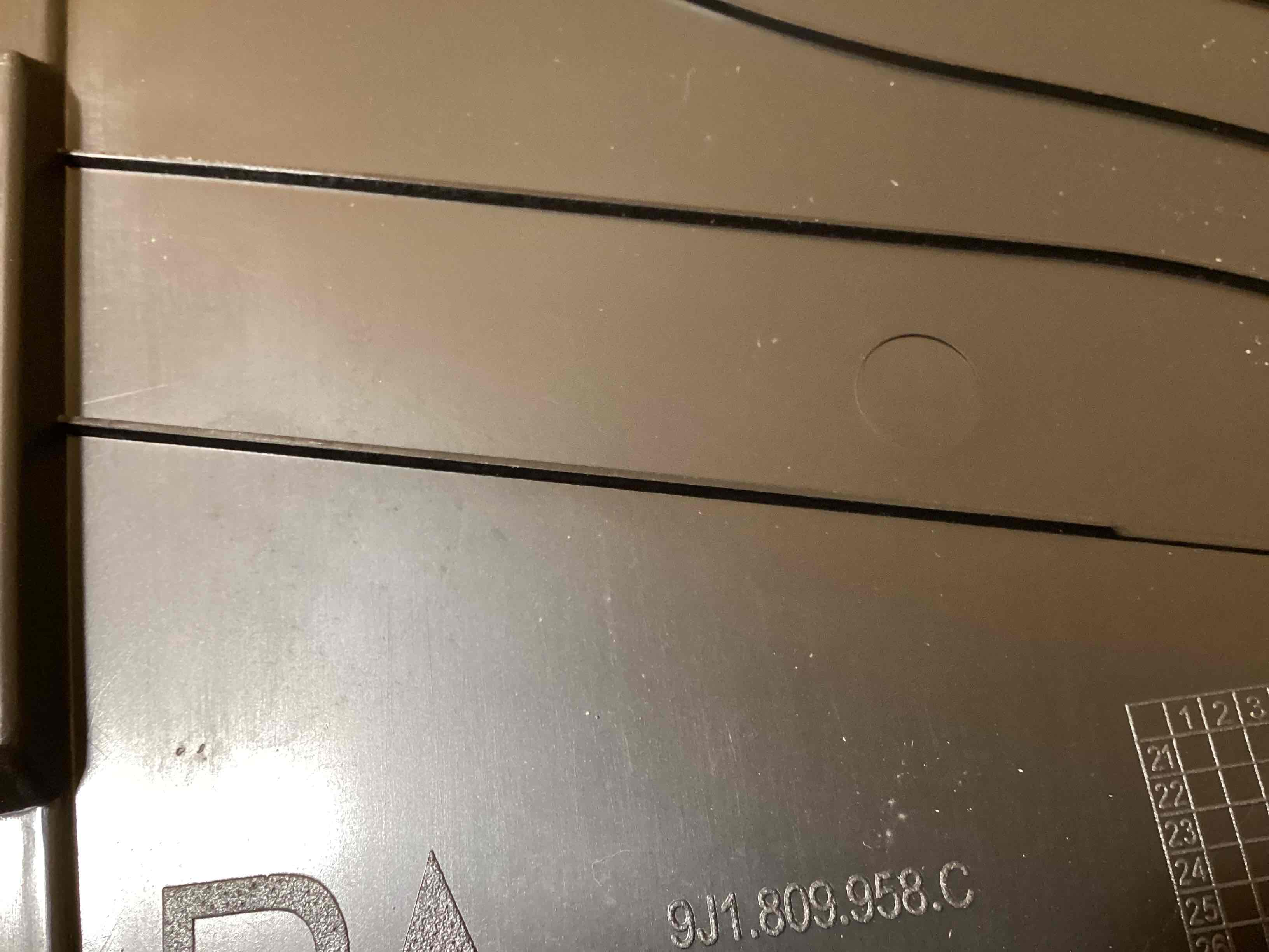 Защита арок передняя правая (подкрылок) Porsche Taycan 130326-148