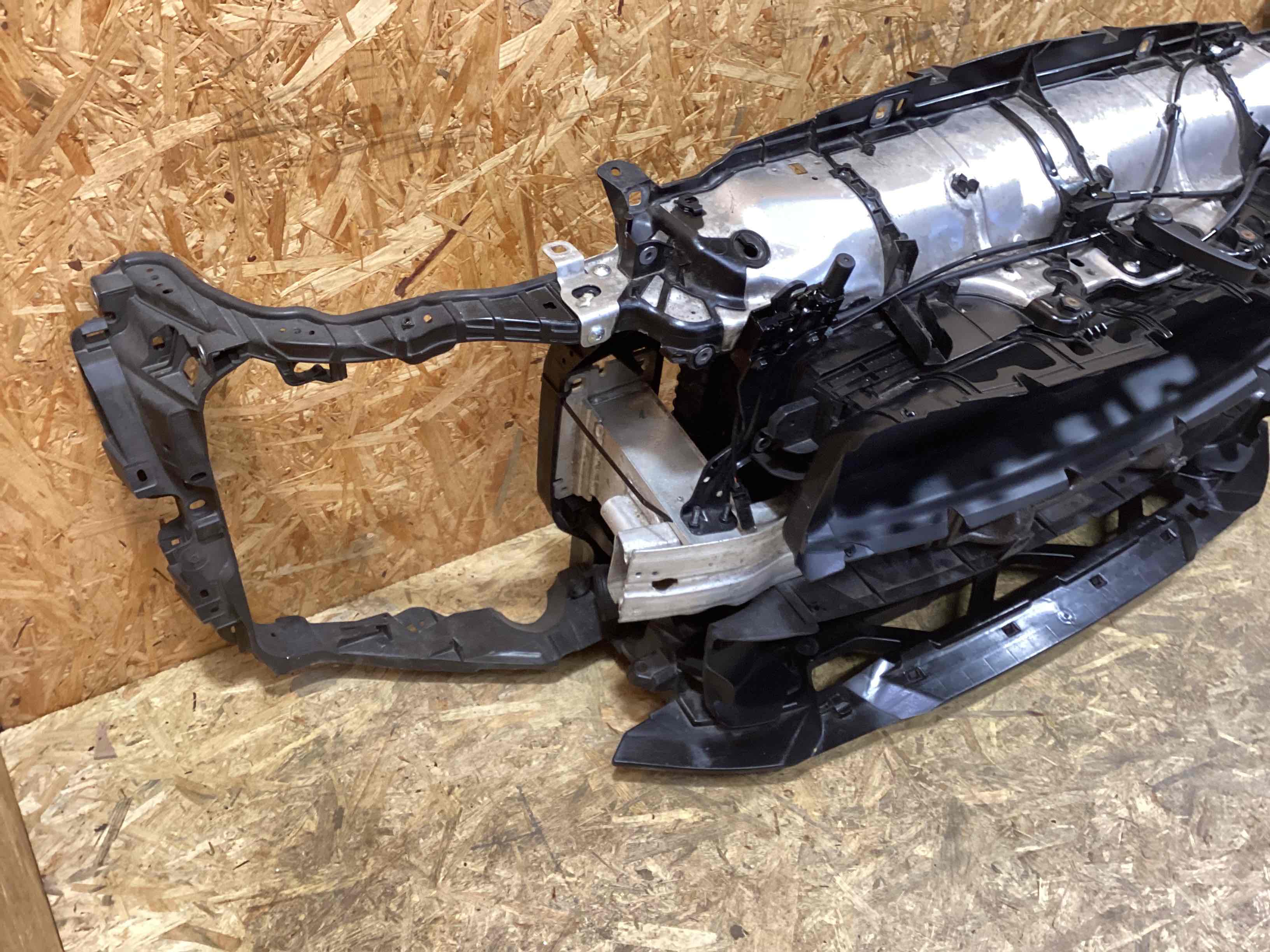 Передняя панель крепления облицовки (телевизор) Porsche Macan 130426-101