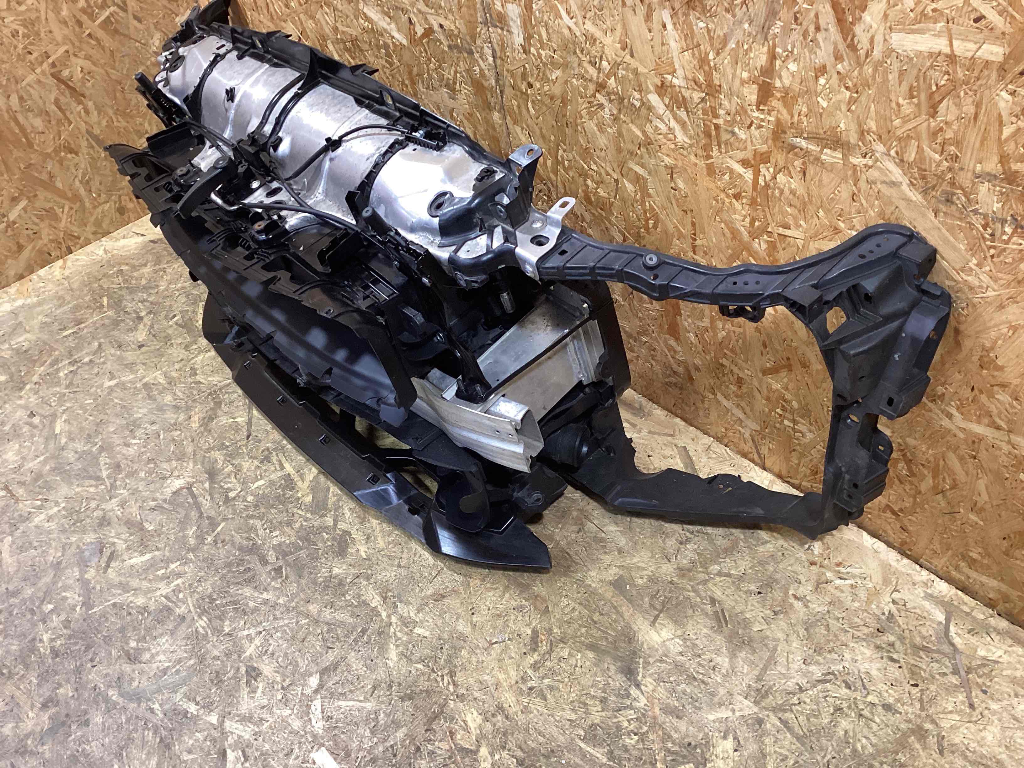 Передняя панель крепления облицовки (телевизор) Porsche Macan 130426-101