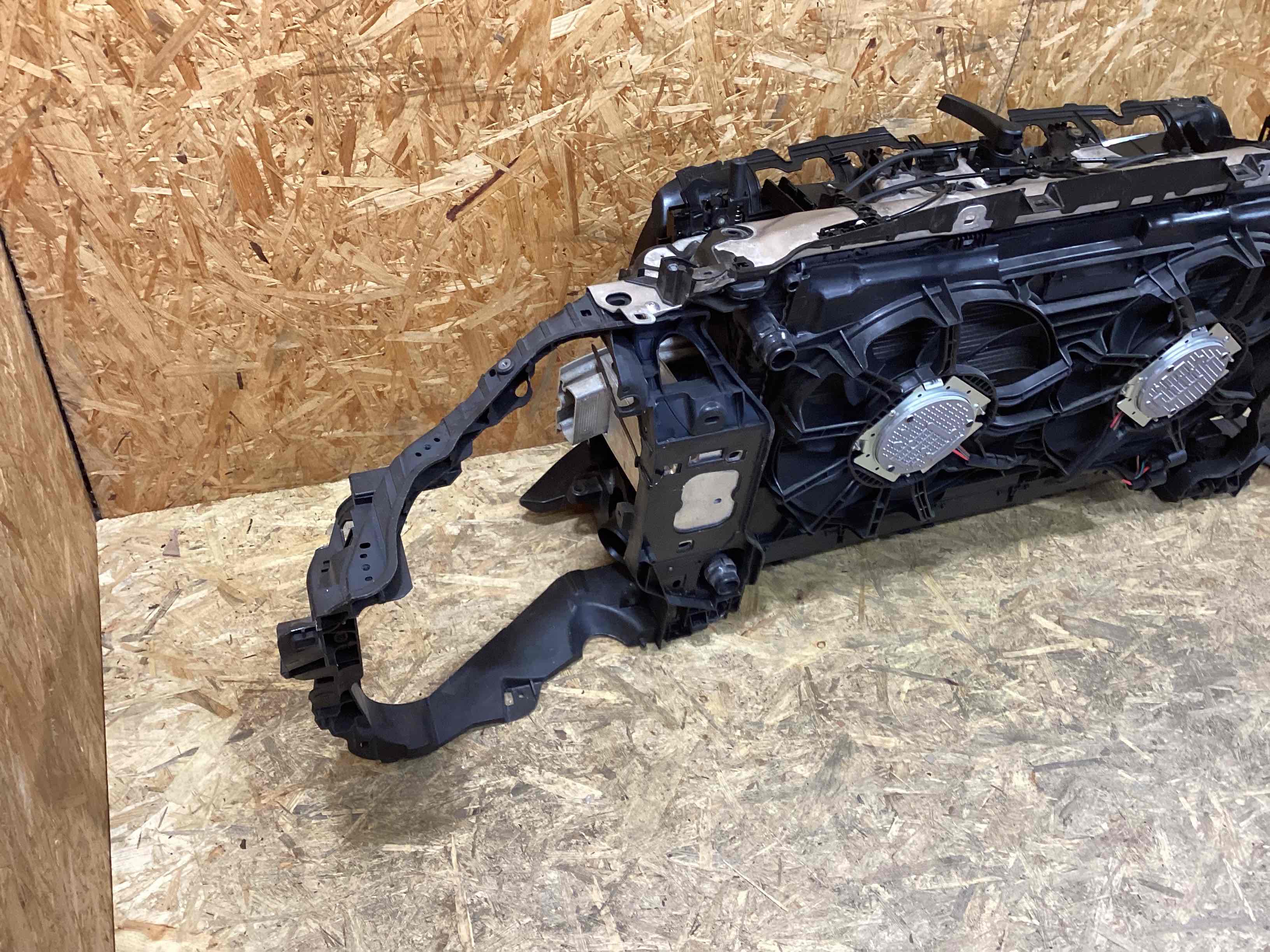 Передняя панель крепления облицовки (телевизор) Porsche Macan 130426-101