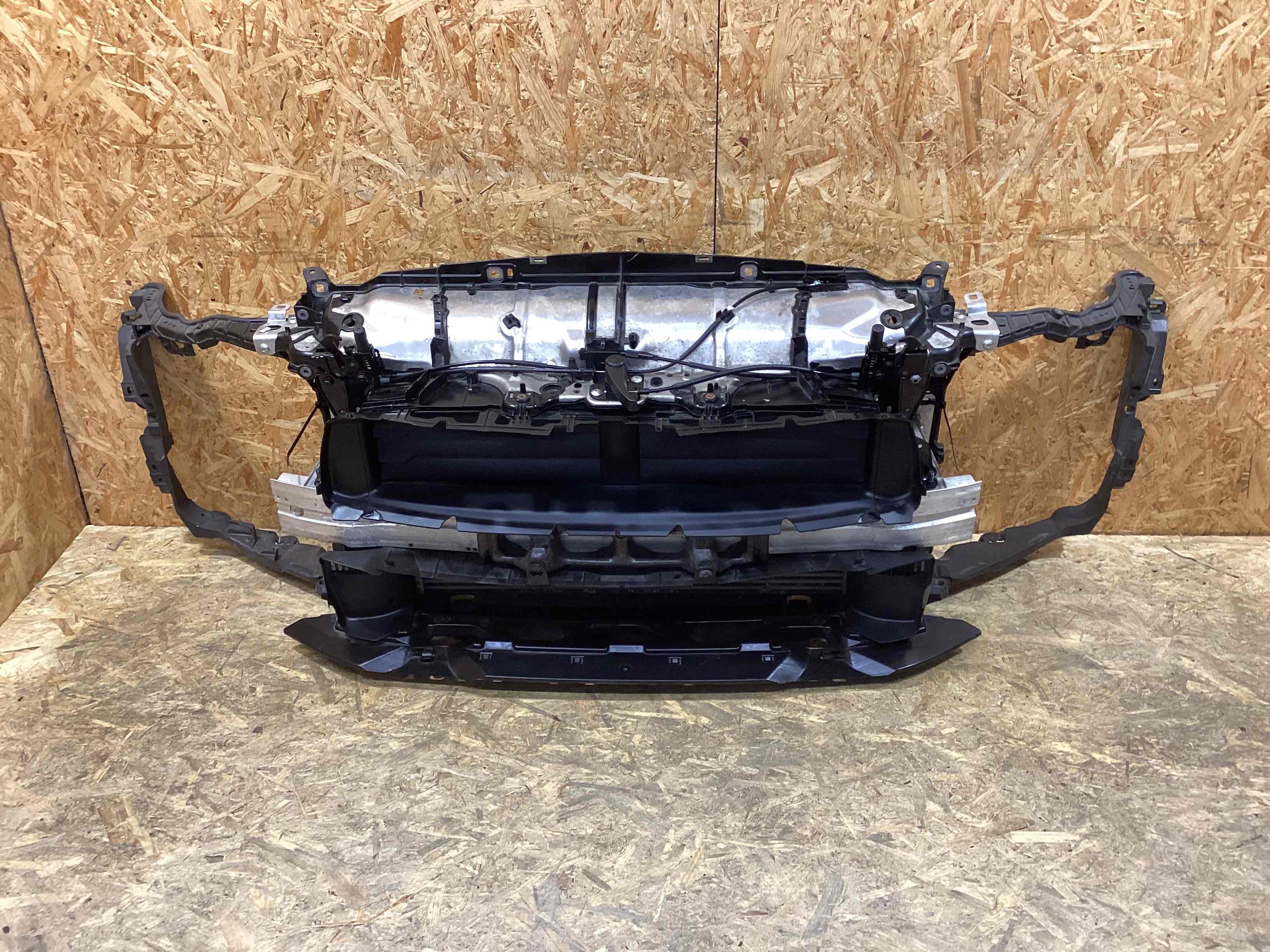 Передняя панель крепления облицовки (телевизор) Porsche Macan 130426-101