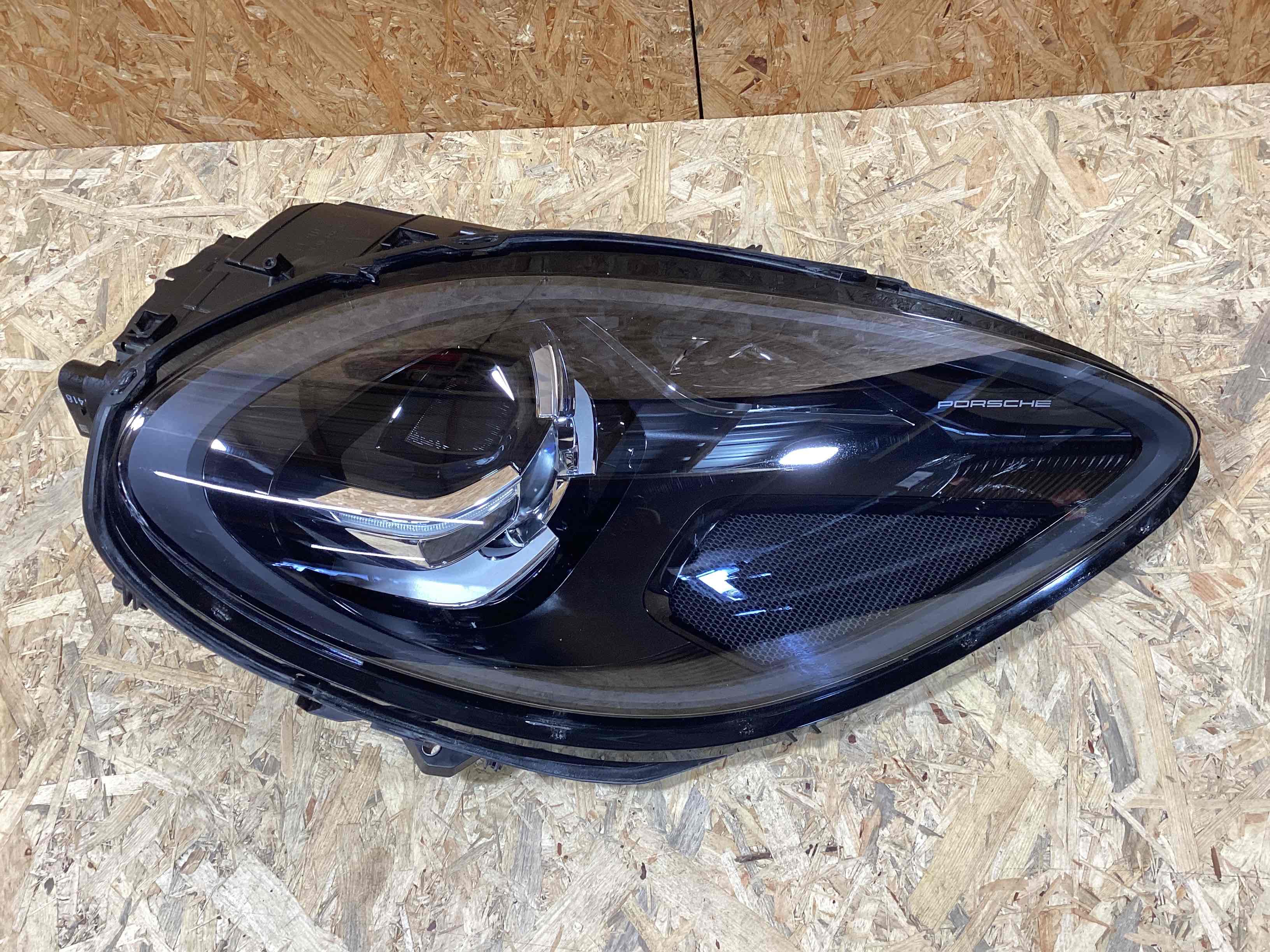 Фара правая Porsche Macan 130426-112