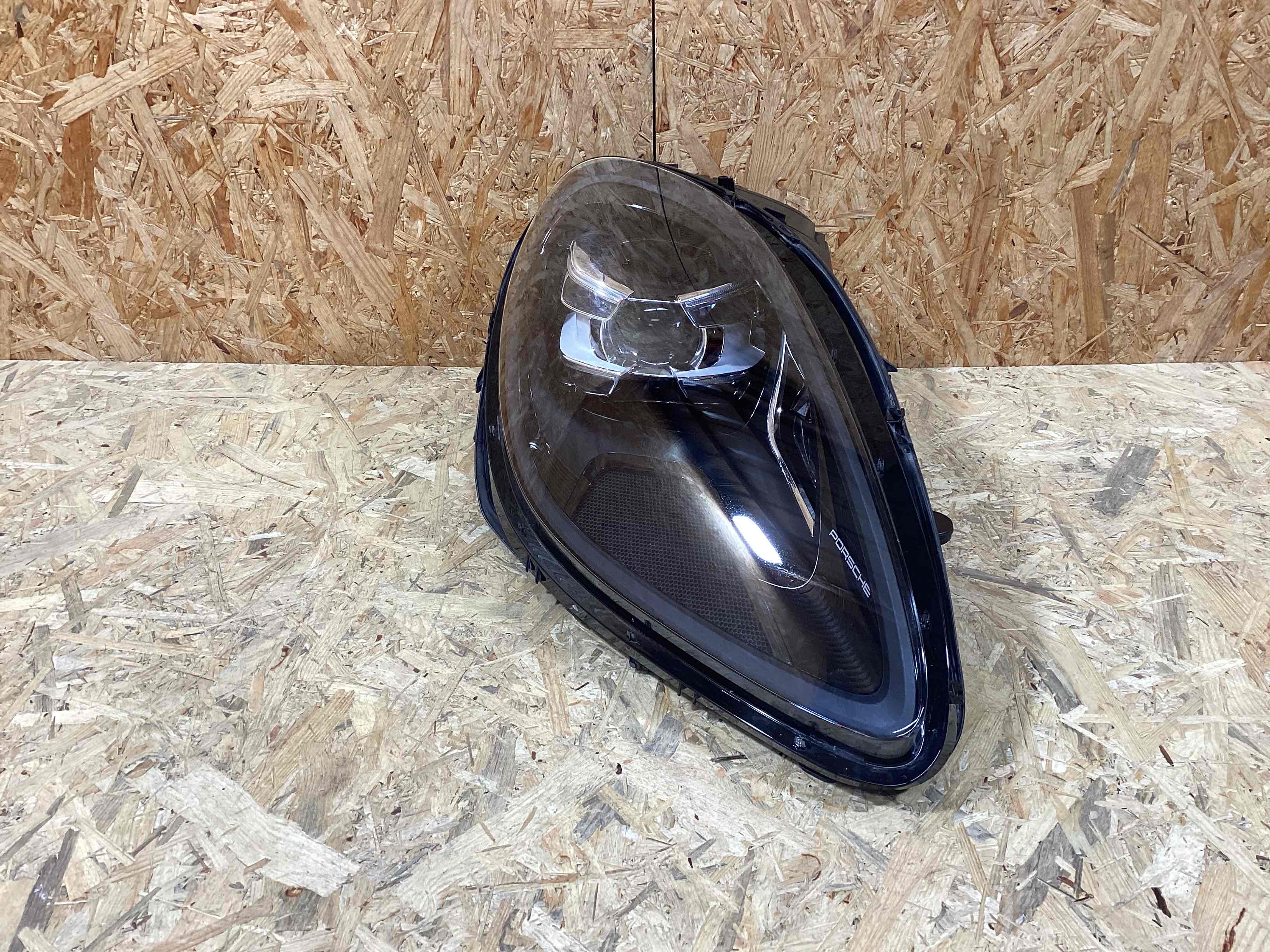 Фара правая Porsche Macan 130426-112