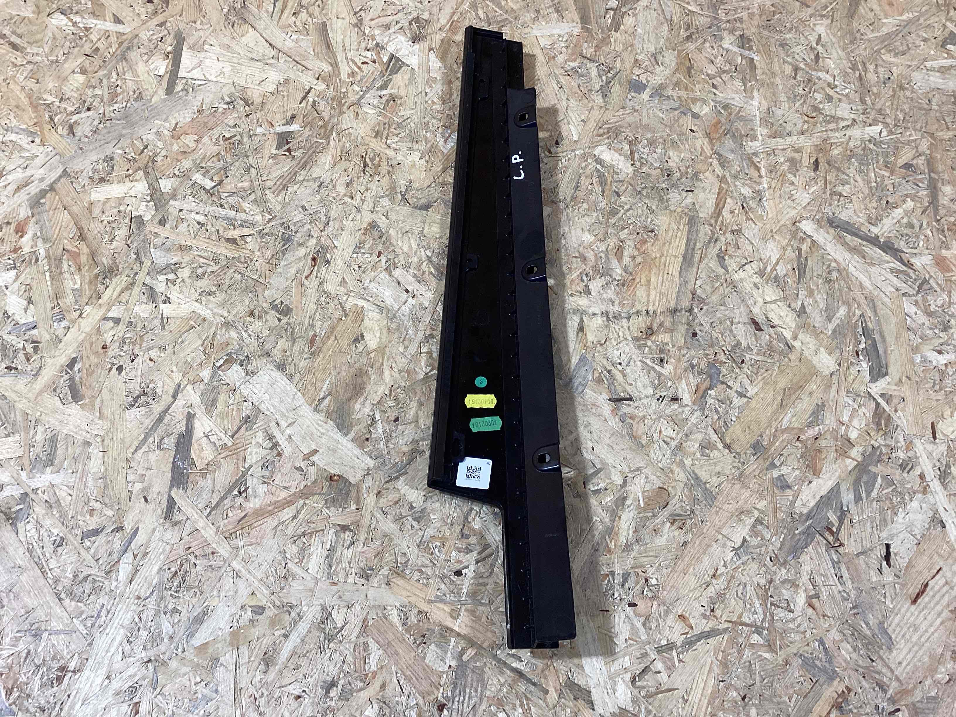 Молдинг двери передней левой Porsche Cayenne 130426-120