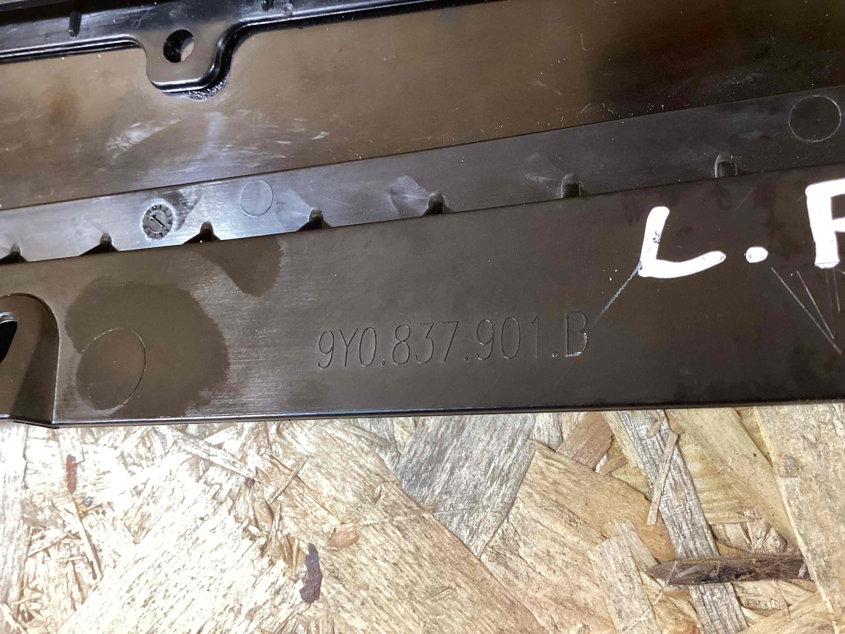 Молдинг двери передней левой Porsche Cayenne 130426-120