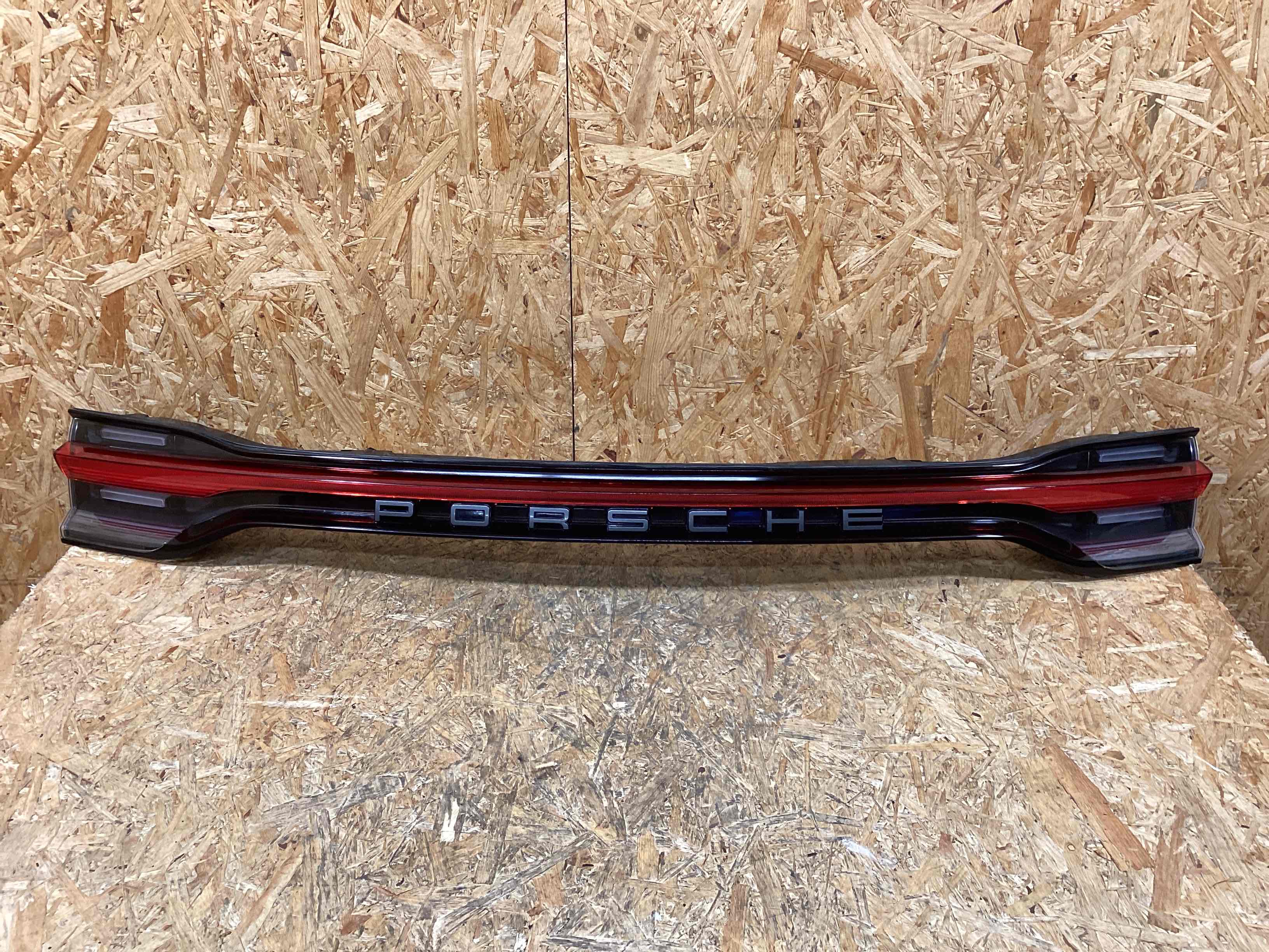 Фонарь стоп-сигнал Porsche Macan 131125-102