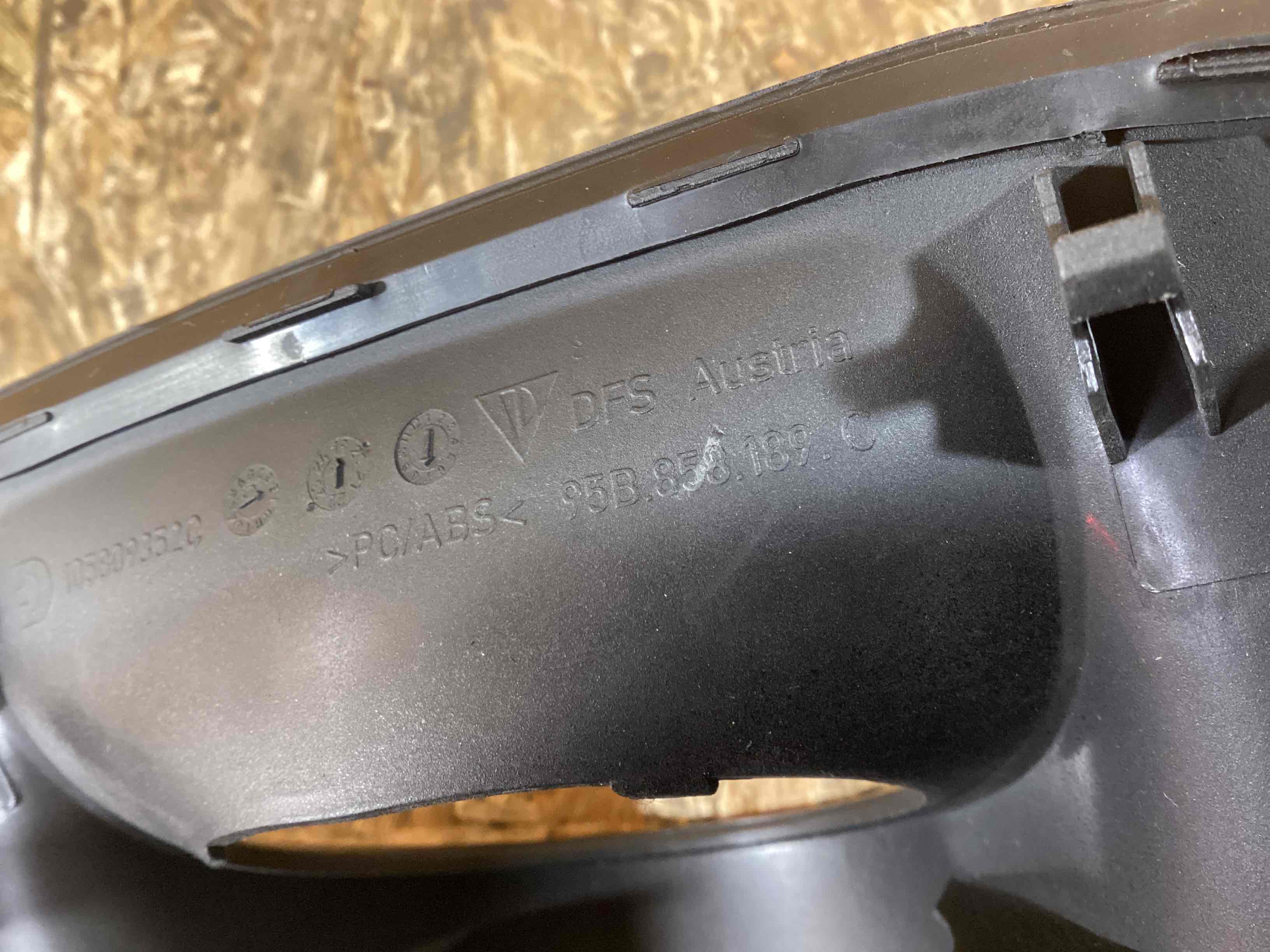 Элемент отделки салона, багажника Porsche Macan 141125-101